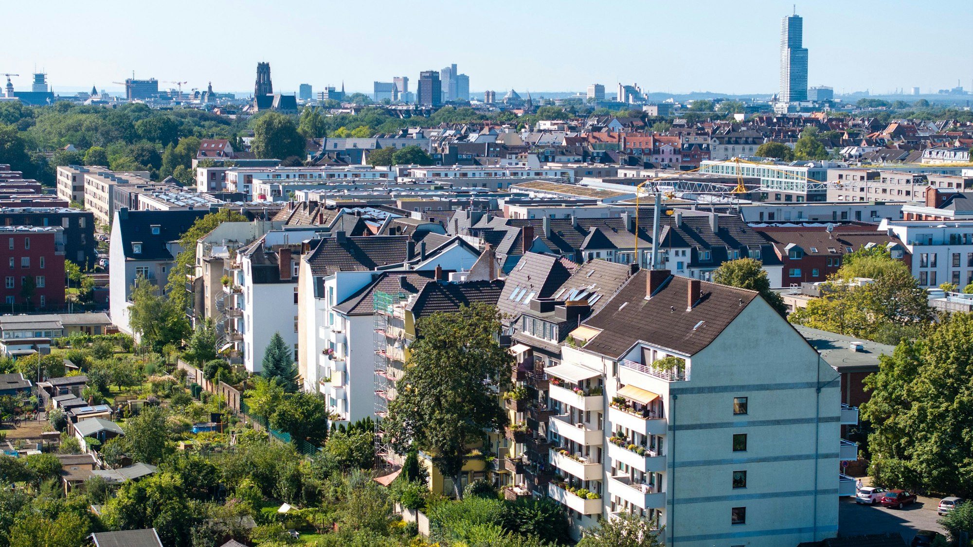28.08.2024, Köln: Viele Wohnhäuser müssen saniert werden. Xantener Straße in Nippes. Wohnungen, Wohnungsmarkt, Mieten, Mietpreise, Immobilien in Köln, Kleingärten. Foto: Uwe Weiser