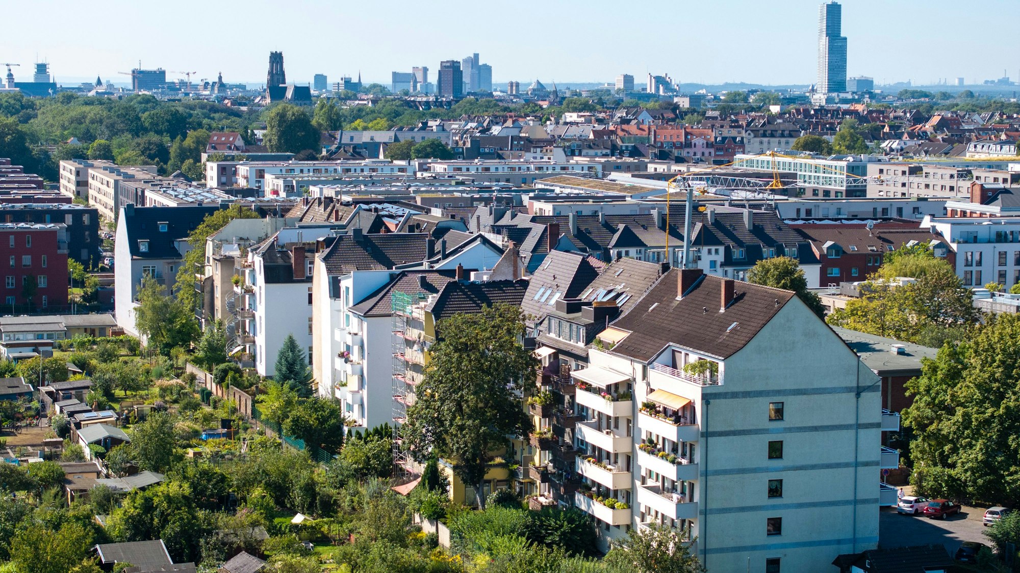 28.08.2024, Köln: Viele Wohnhäuser müssen saniert werden. Xantener Straße in Nippes. Wohnungen, Wohnungsmarkt, Mieten, Mietpreise, Immobilien in Köln, Kleingärten. Foto: Uwe Weiser