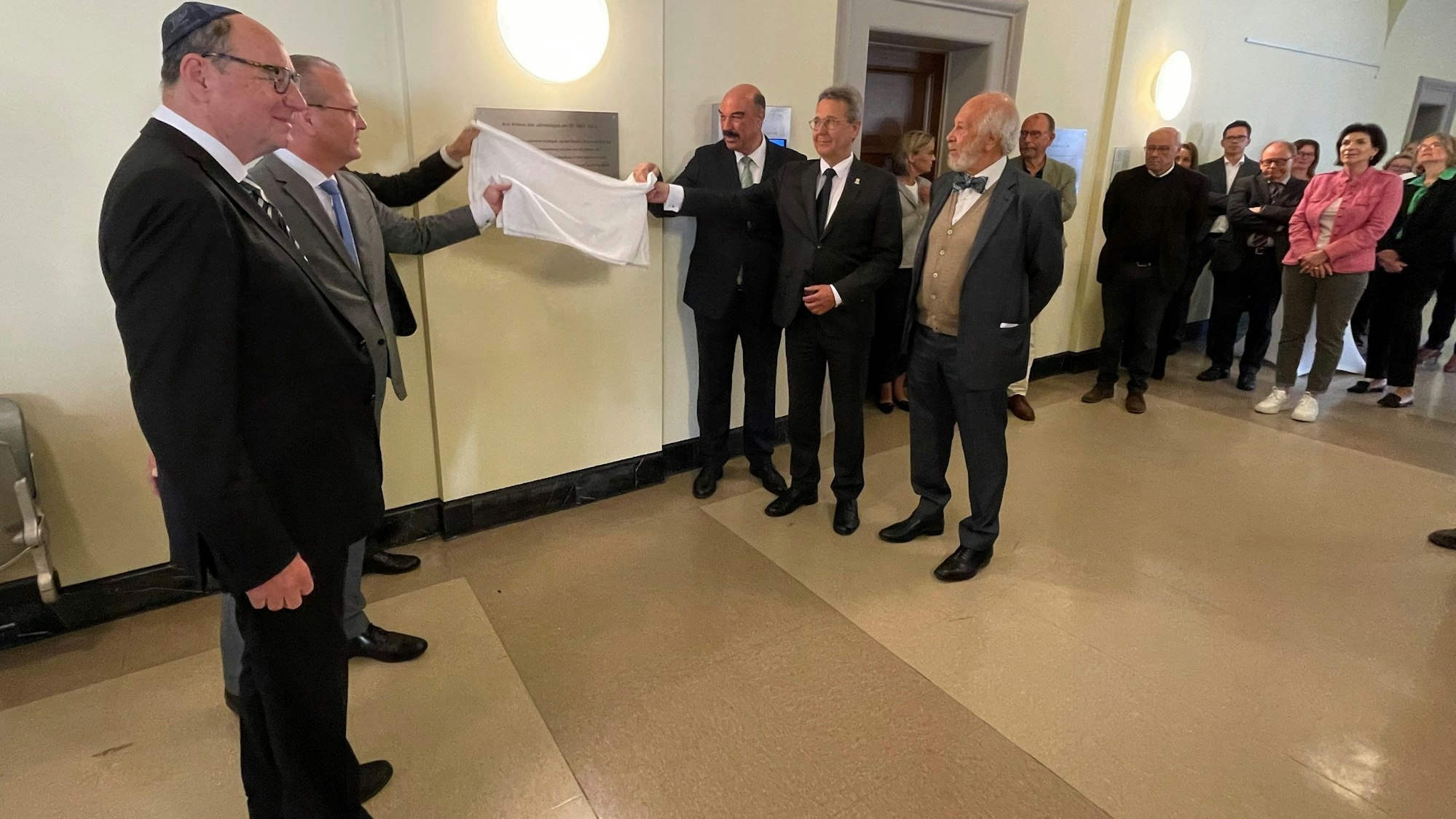 Die Tafel vor Saal 301 im Oberlandesgericht Köln ist für jeden Besucher frei zugänglich.