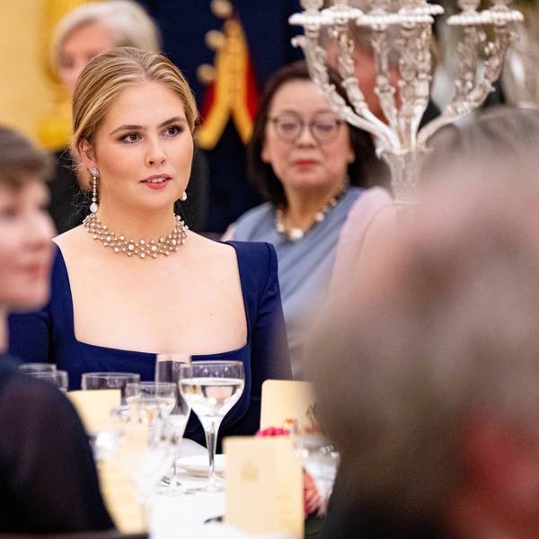 Prinzessin Amalia beim Galadinner im Schloss.