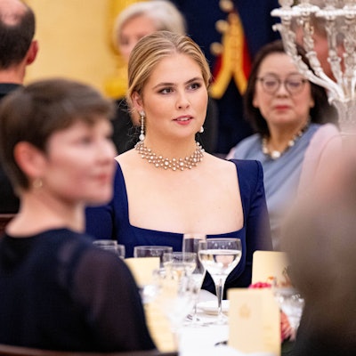 Prinzessin Amalia beim Galadinner im Schloss.