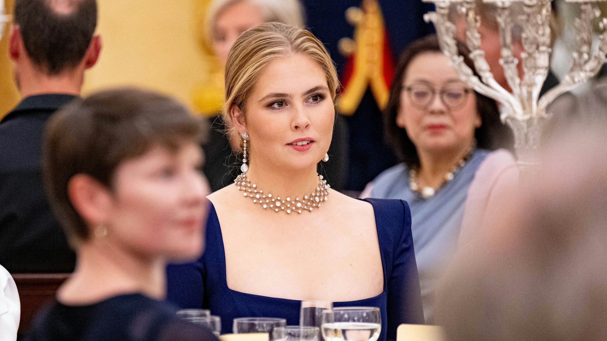 Prinzessin Amalia beim Galadinner im Schloss.