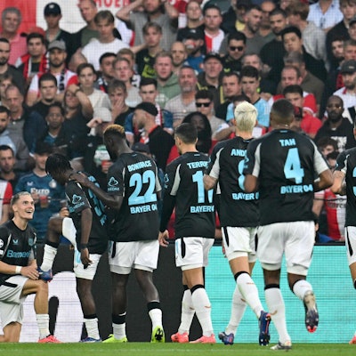 Die Spieler von Bayer Leverkusen bejubeln das Tor zum zwischenzeitlichen 3:0 gegen Feyenoord Rotterdam.