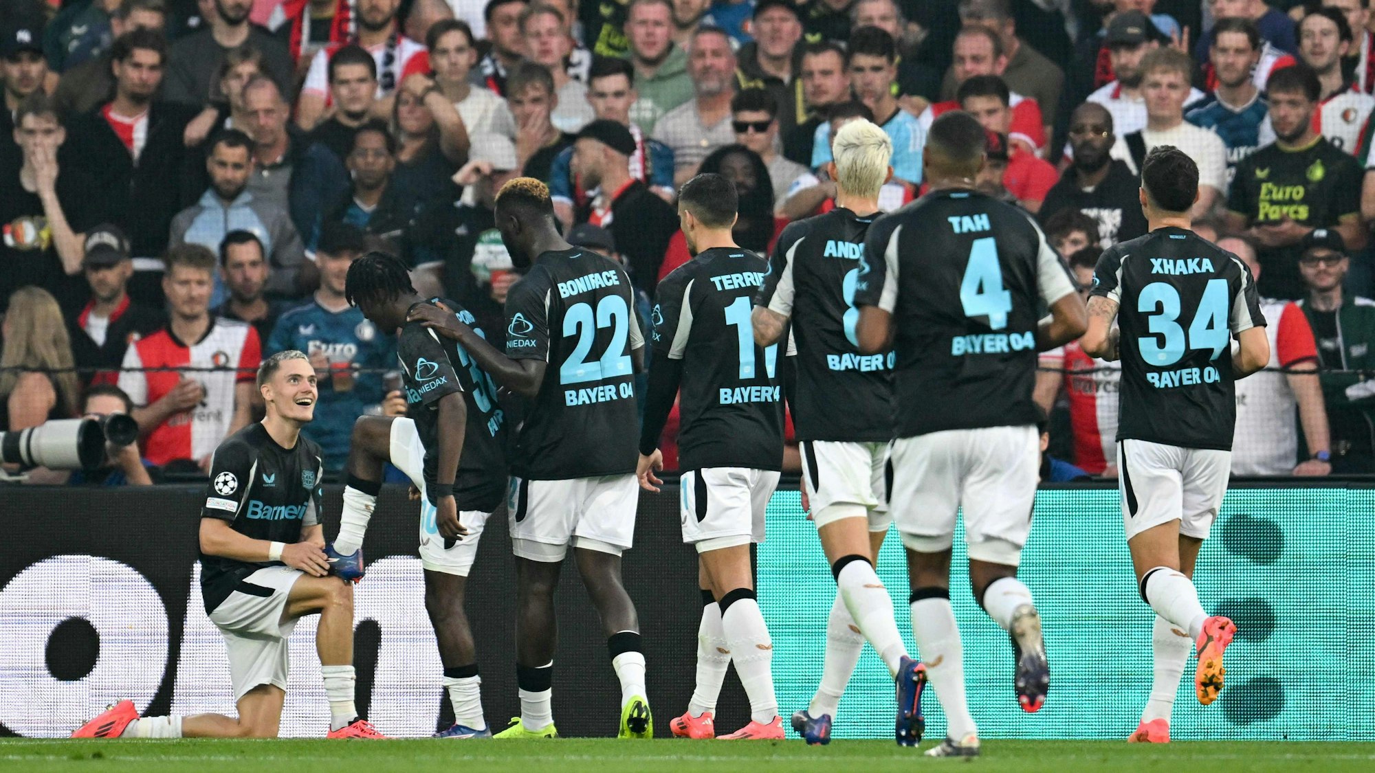 Die Spieler von Bayer Leverkusen bejubeln das Tor zum zwischenzeitlichen 3:0 gegen Feyenoord Rotterdam.