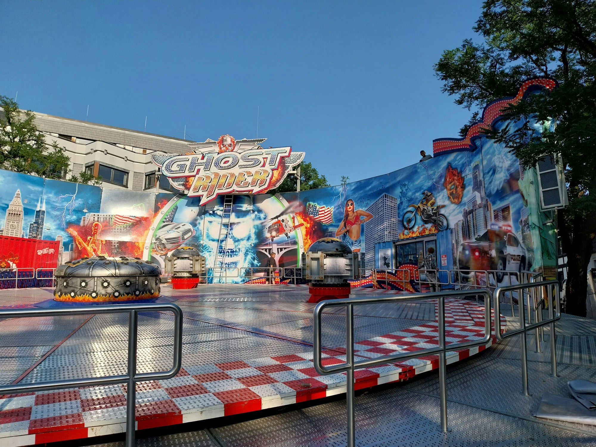 Ein Fahrgeschäft ohne Gondeln.