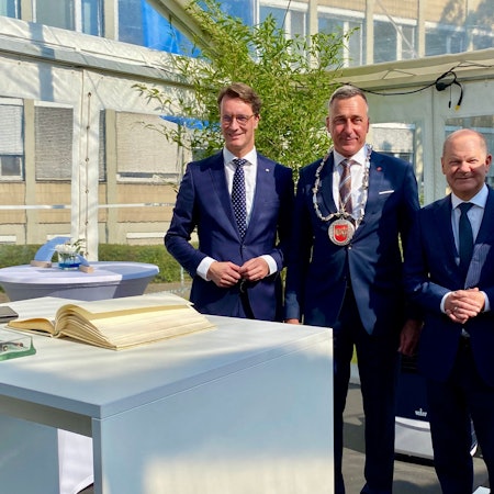 Bei der Grundsteinlegung der Kunststoffrecyclinganlage bei LyondellBasell trugen sich NRW-Ministerpräsident Hendrik Wüst (v.l.), Bundeskanzler Olaf Scholz und Peter Vanacker, CEO von LyondellBasell, zur Freude von Bürgermeister Ralph Manzke ins Goldene Buch von Wesseling ein.