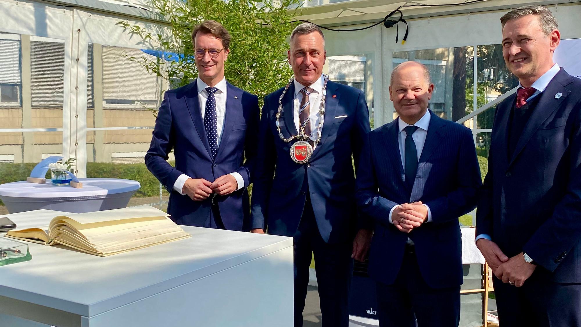 Bei der Grundsteinlegung der Kunststoffrecyclinganlage bei LyondellBasell trugen sich Bundeskanzler Olaf Scholz, NRW-Ministerpräsident Hendrik Wüst und Peter Vanacker, CEO von LyondellBasell, zur Freude von Bürgermeister Ralph Manzke auch ins Goldene Buch der Stadt Wesseling ein.