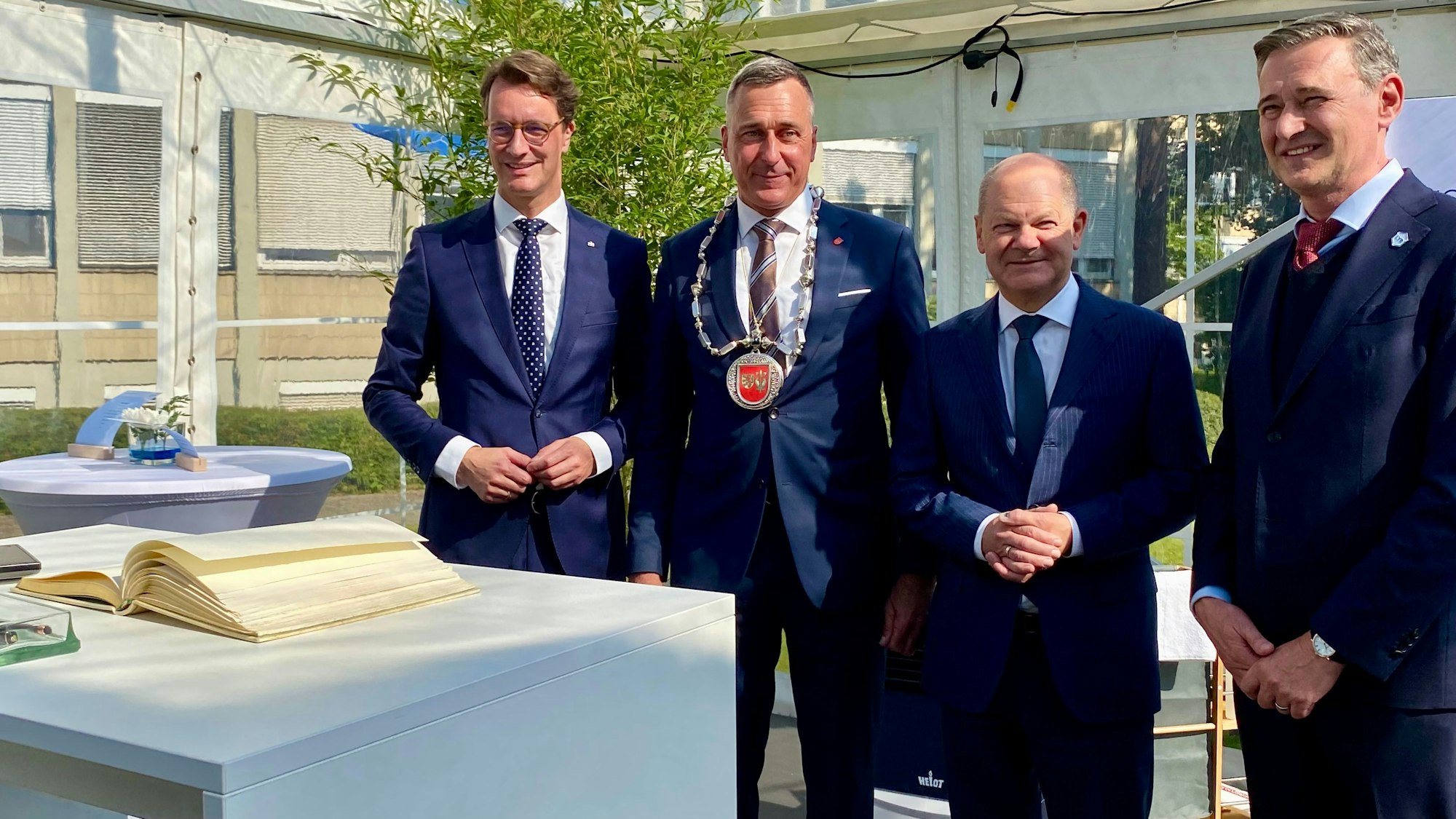 Bei der Grundsteinlegung der Kunststoffrecyclinganlage bei LyondellBasell trugen sich Bundeskanzler Olaf Scholz, NRW-Ministerpräsident Hendrik Wüst und Peter Vanacker, CEO von LyondellBasell, zur Freude von Bürgermeister Ralph Manzke auch ins Goldene Buch der Stadt Wesseling ein.