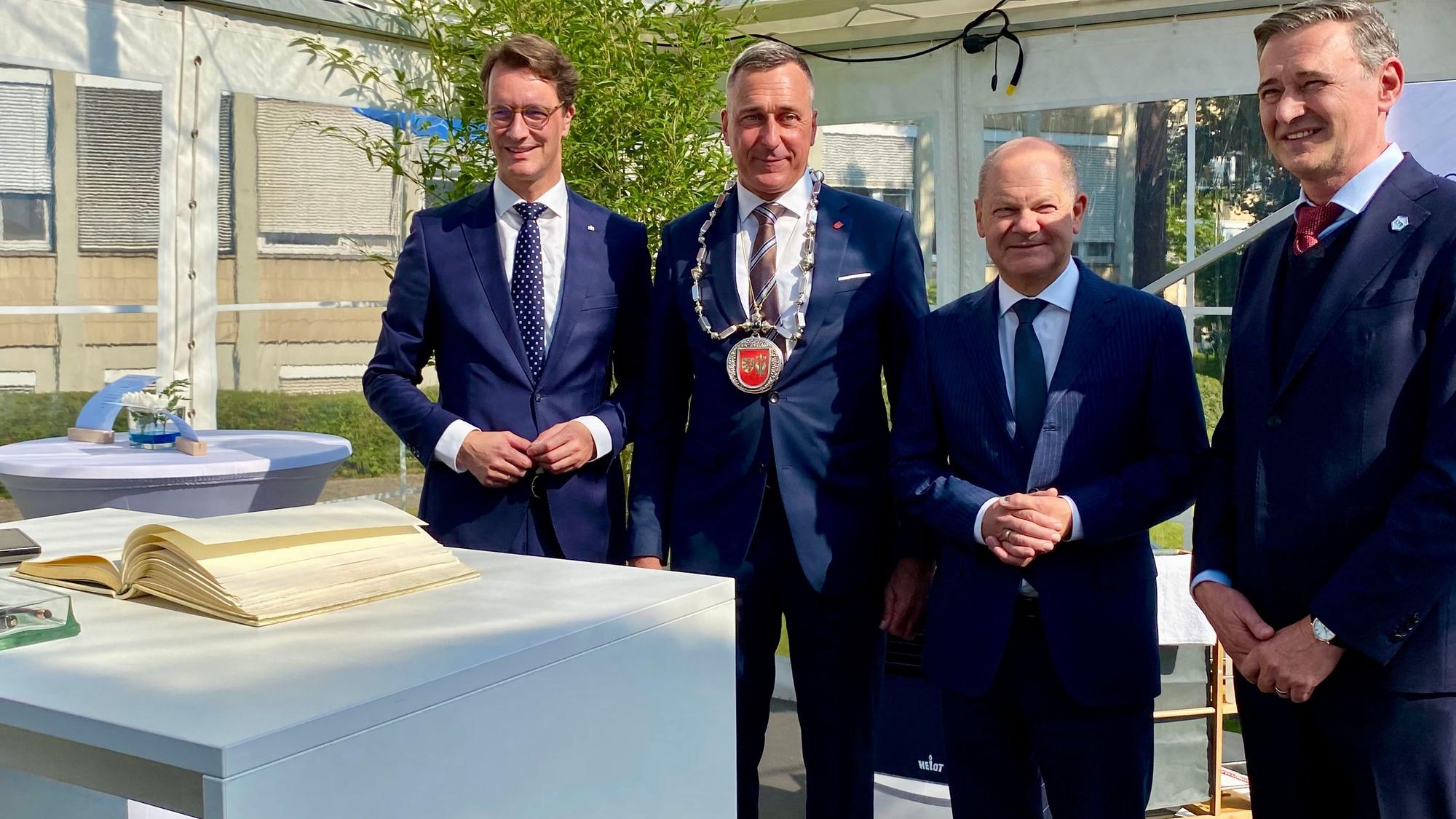 Bei der Grundsteinlegung der Kunststoffrecyclinganlage bei LyondellBasell trugen sich NRW-Ministerpräsident Hendrik Wüst (v.l.), Bundeskanzler Olaf Scholz und Peter Vanacker, CEO von LyondellBasell, zur Freude von Bürgermeister Ralph Manzke ins Goldene Buch von Wesseling ein.