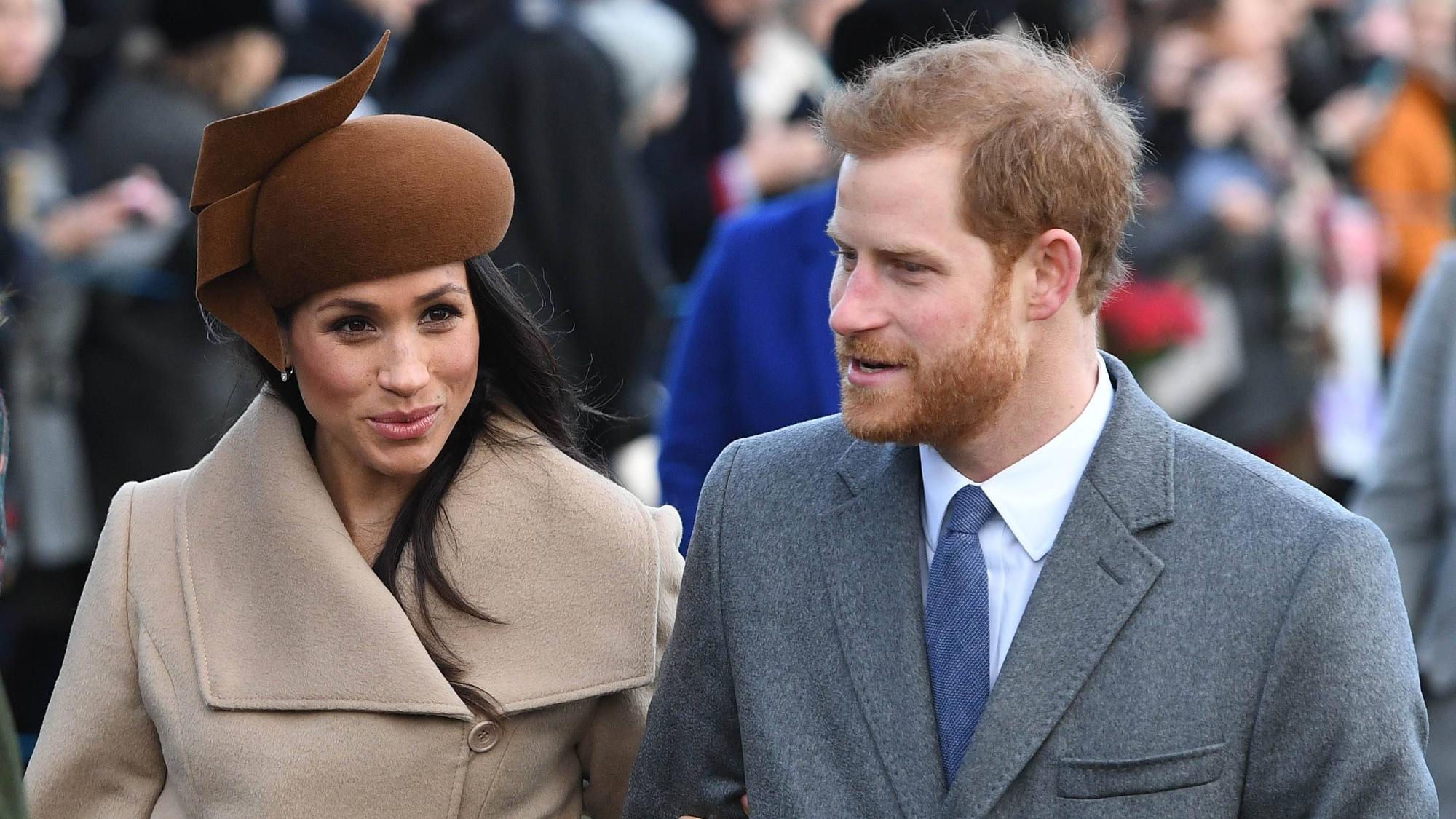 Meghan und Harry gehen zu einem Gottesdienst.