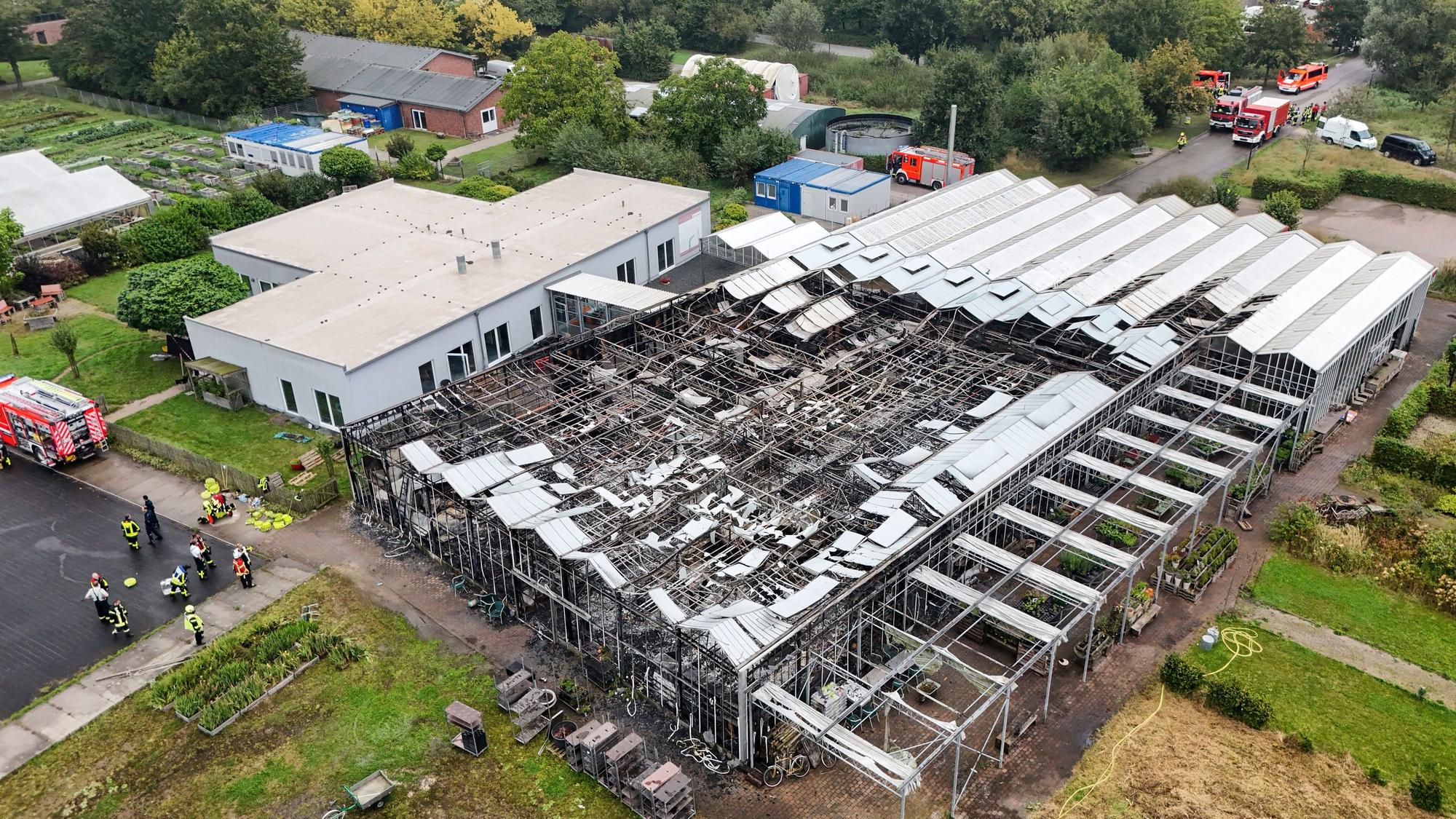 Auf einem Klinikgelände in Münster stand am frühen Morgen eine Lagerhalle und ein Bürogebäude komplett in Brand. Die Feuerwehr sei mit etwa 70 Einsatzkräften im Einsatz und habe den Brand unter Kontrolle, sagte ein Sprecher.