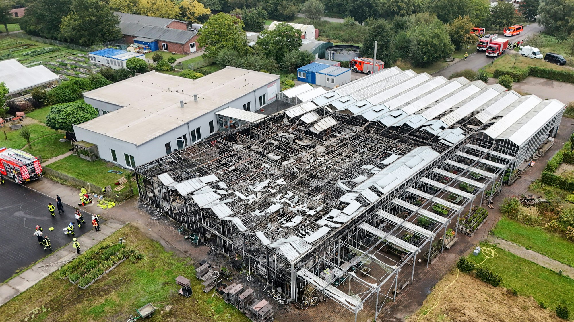 Auf einem Klinikgelände in Münster stand am frühen Morgen eine Lagerhalle und ein Bürogebäude komplett in Brand. Die Feuerwehr sei mit etwa 70 Einsatzkräften im Einsatz und habe den Brand unter Kontrolle, sagte ein Sprecher.