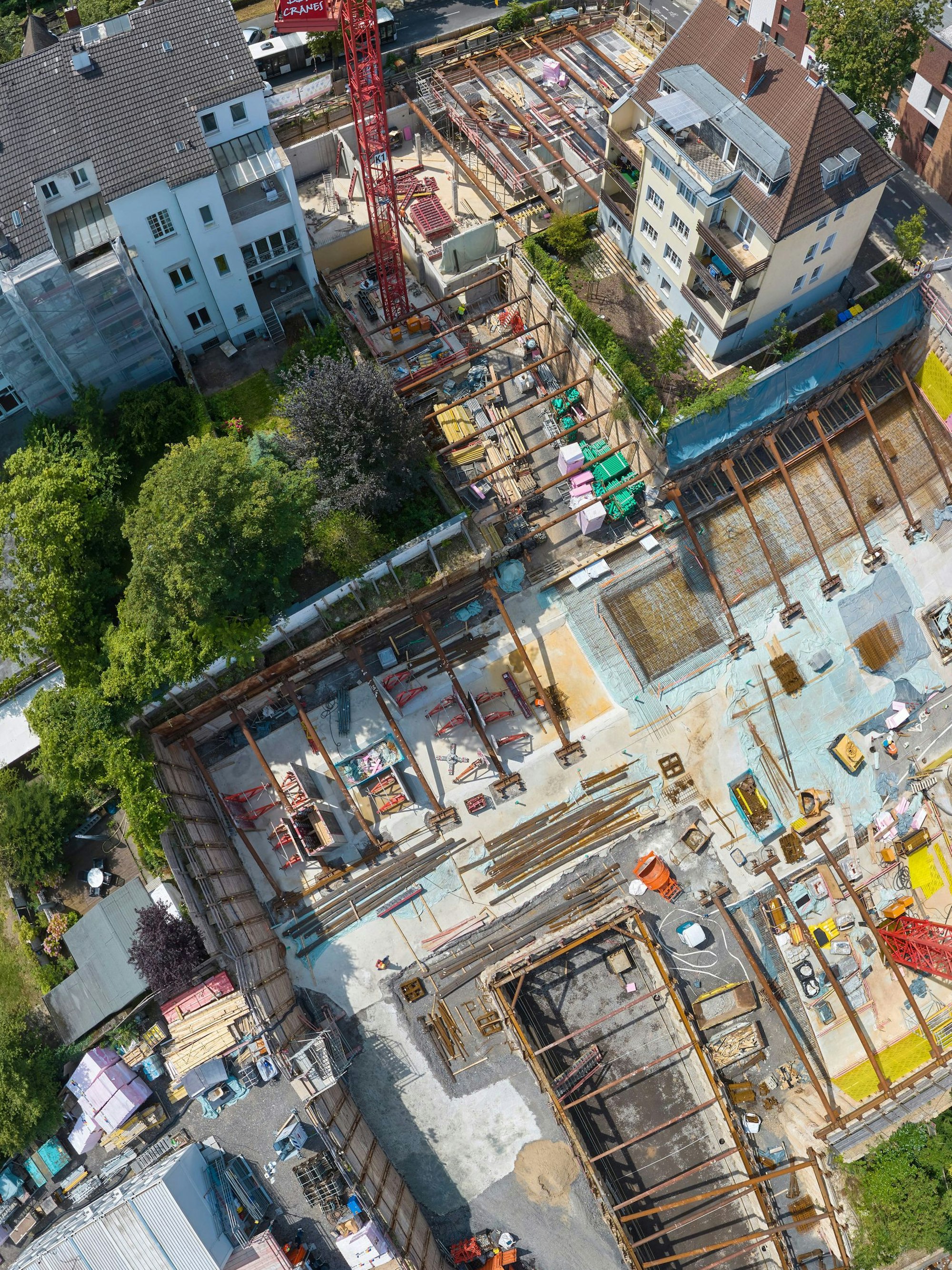 Im gesamten Tiefgeschoss laufen derzeit die Arbeiten (Luftbild von Mitte Juli).