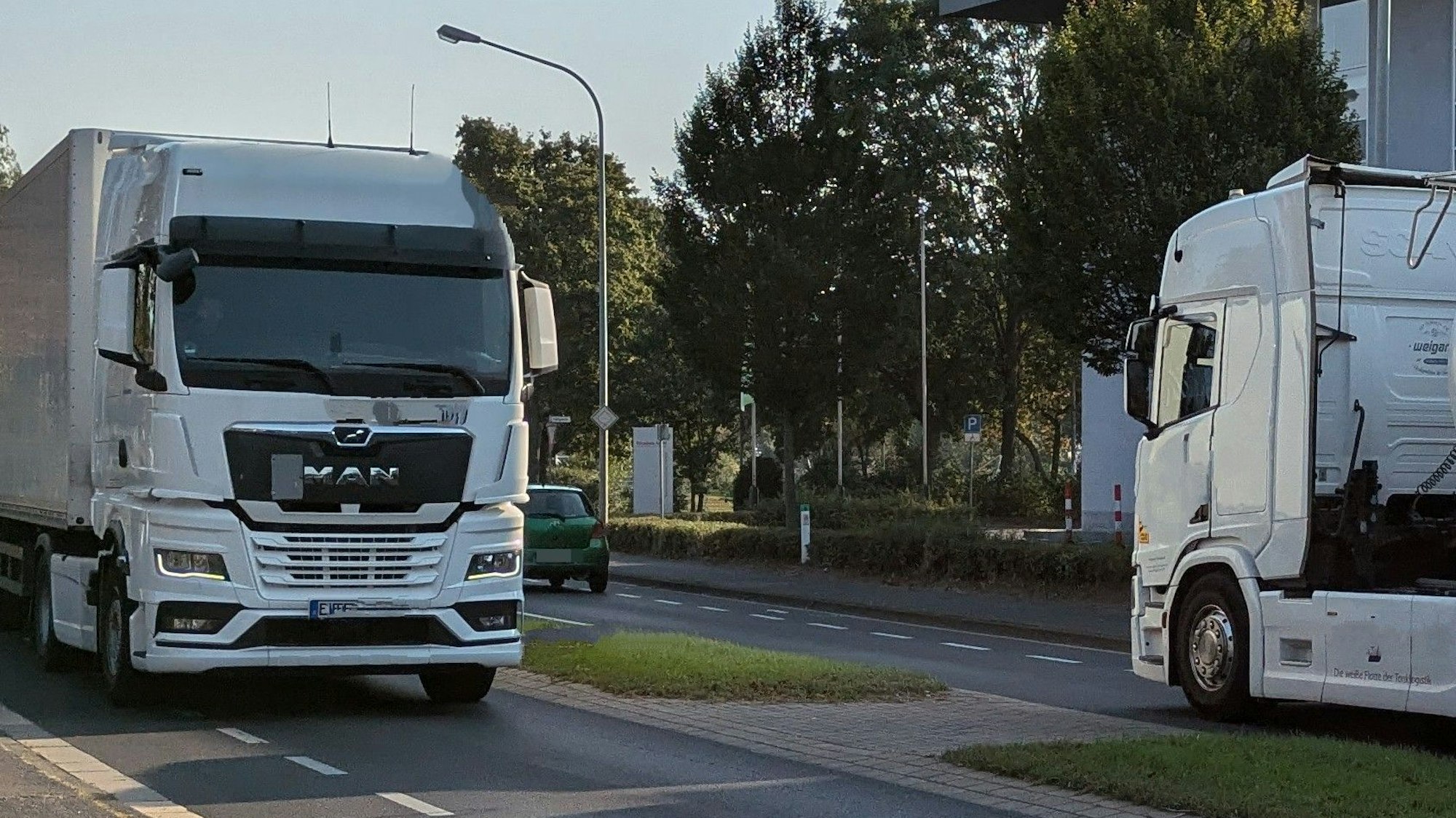 Zwei Lkw fahren über den Jülicher Ring in Euskirchen.