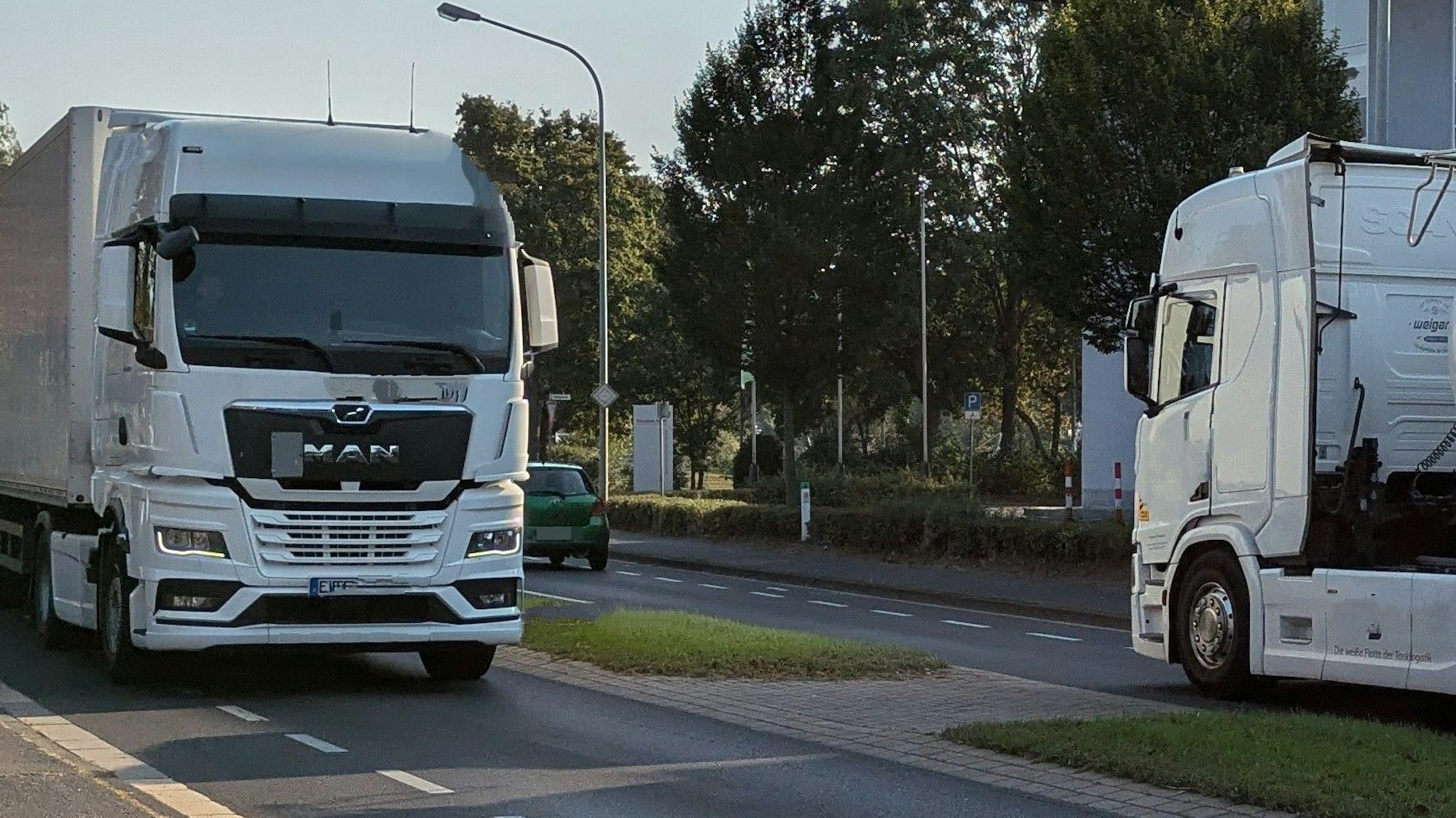 Zwei Lkw begegnen sich auf einer Straße