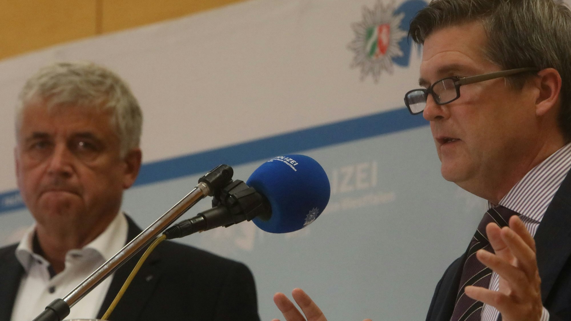 Oberstaatsanwalt Ulrich Bremer und der Leitende Kriminaldirektor Michael Esser (v.r.) erklären den aktuellen Sachstand.