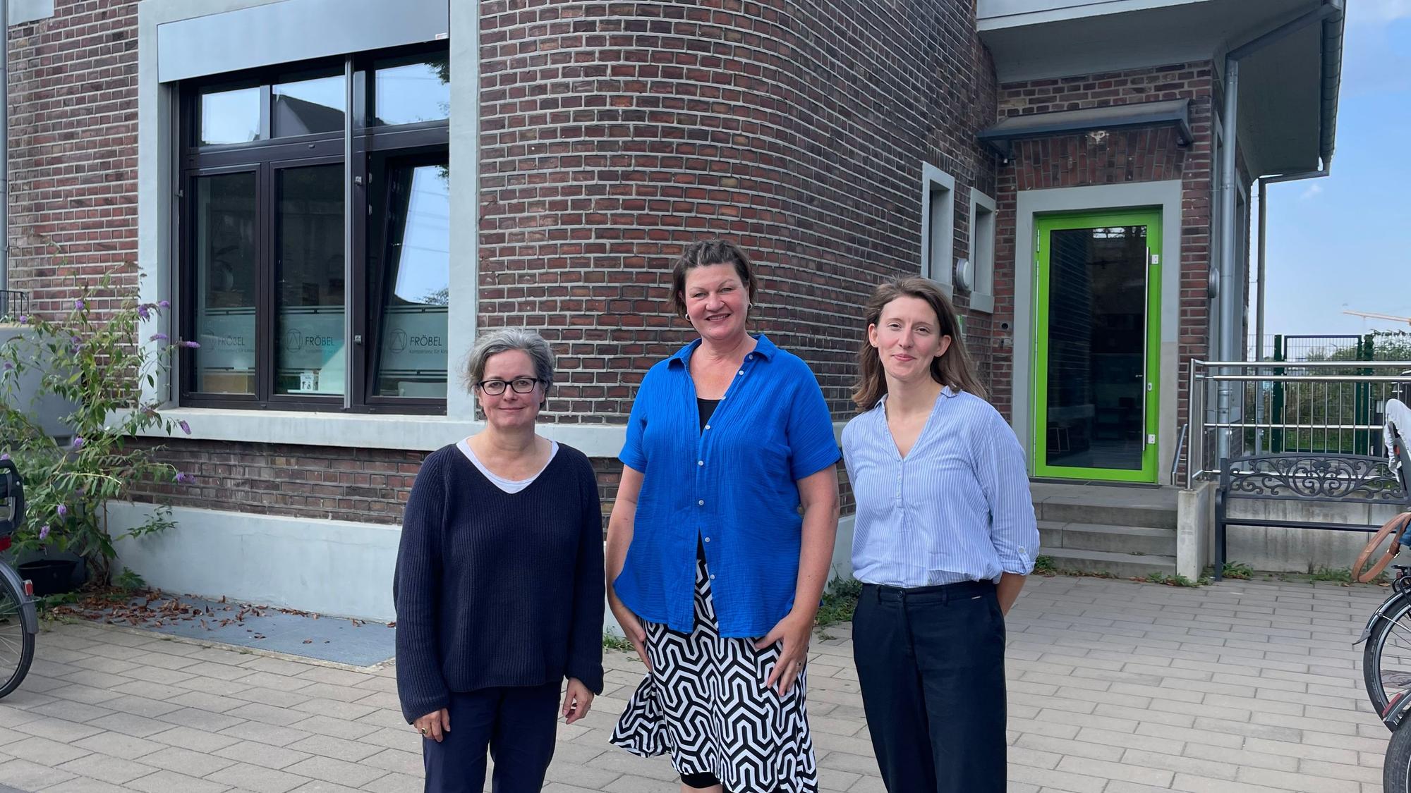 Carolin Kirsch (SPD), Sonja Grüger und Rebecca Hinkelmann vor dem Kindergarten Villa Charlier in Köln Mülheim (von links)