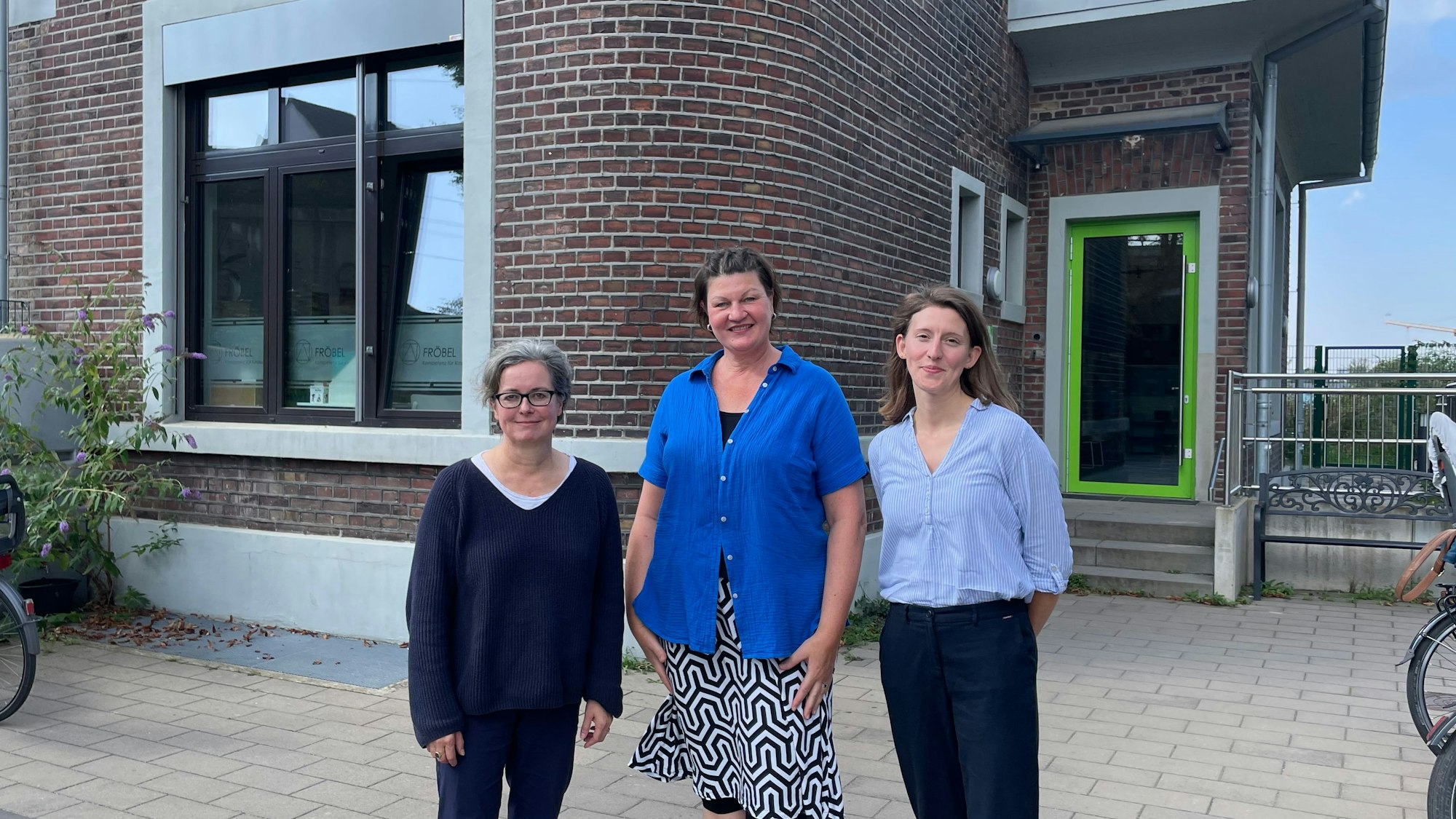Carolin Kirsch (SPD), Sonja Grüger und Rebecca Hinkelmann vor dem Kindergarten Villa Charlier in Köln Mülheim (von links)