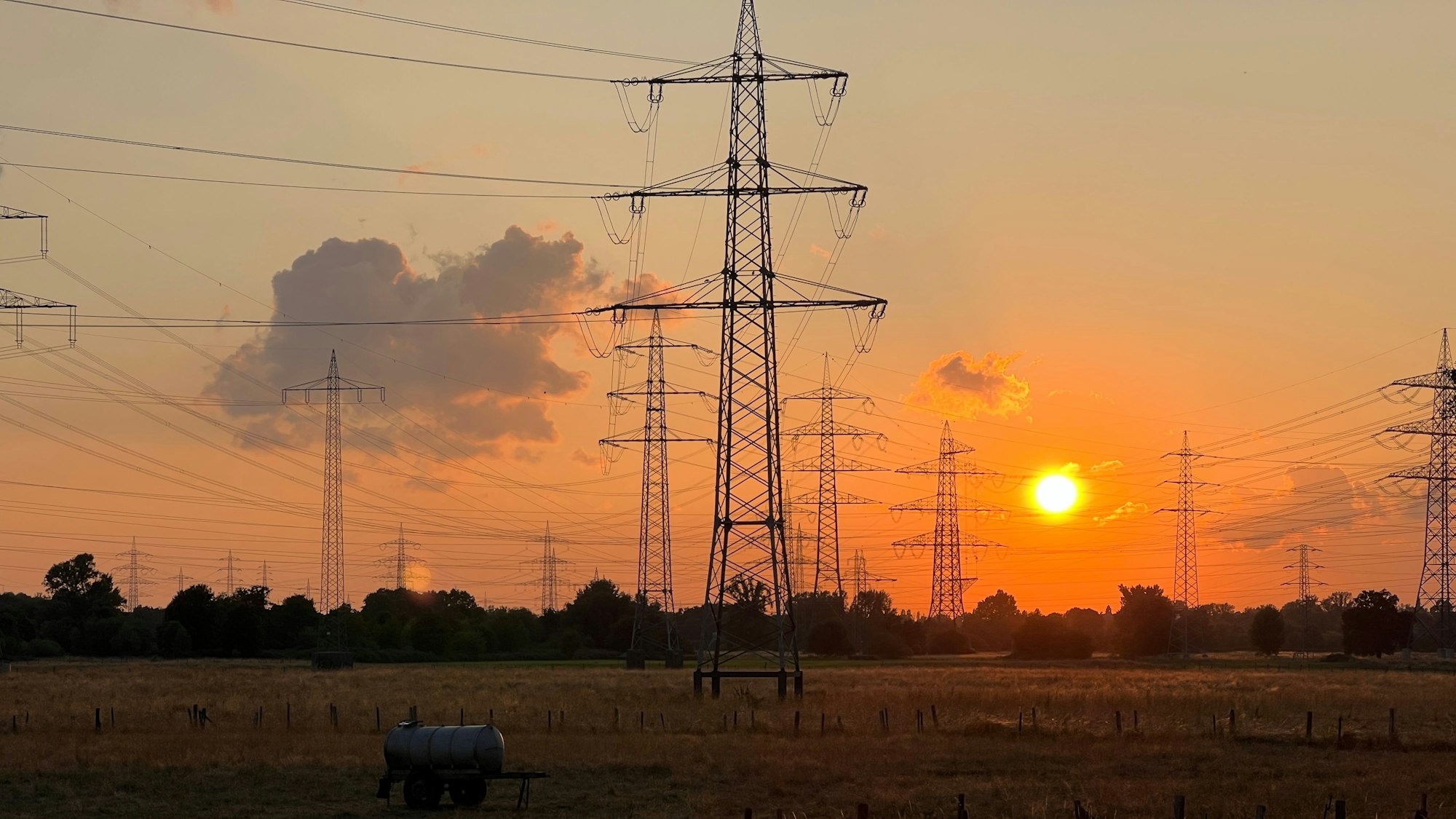 Sonnenuntergang hinter Stromtrassen.