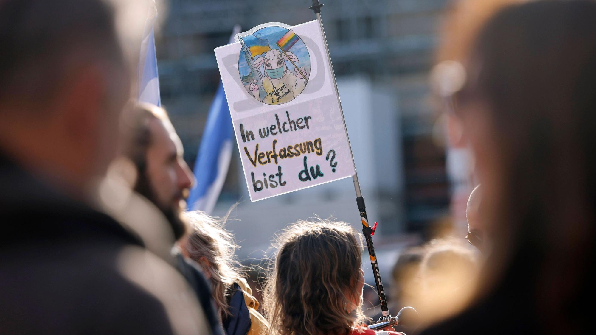 Eine Demo ist zu sehen, auf einem Plakat steht zu lesen: In welcher Verfassung bist du?