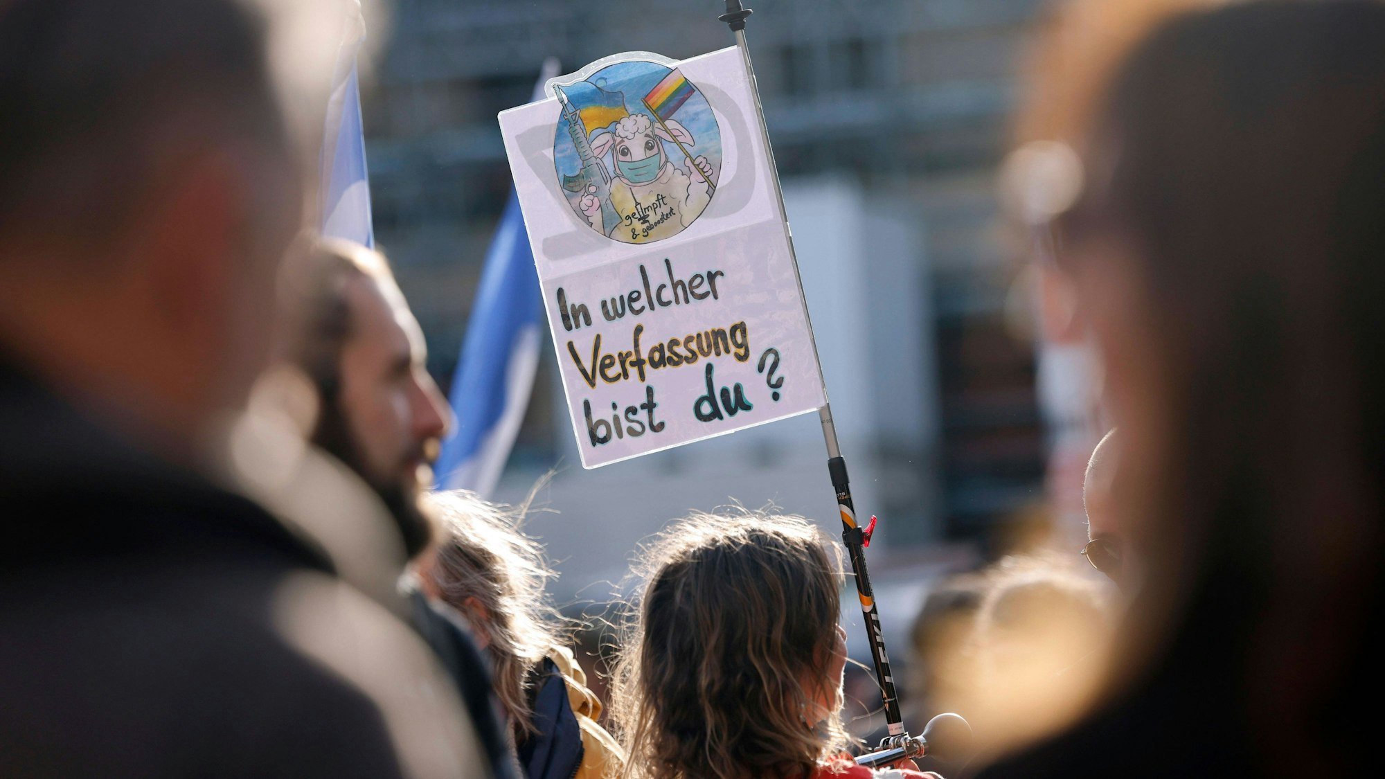 Eine Demo ist zu sehen, auf einem Plakat steht zu lesen: In welcher Verfassung bist du?