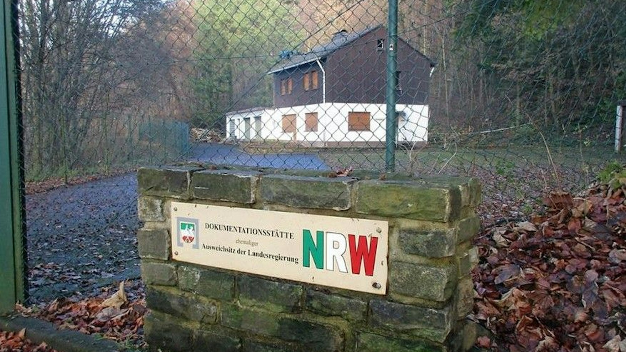 Der Eingang zum einstigen Ausweichsitz der Landesregierung in der Eifel.