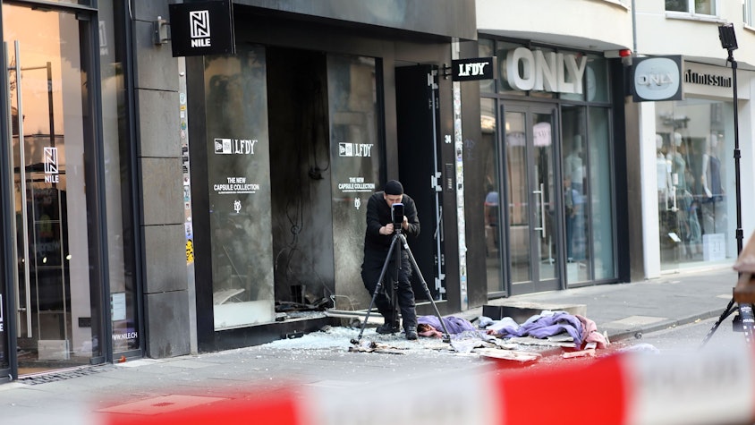 Ein Ermittler untersucht den Tatort auf der Ehrenstraße nach einer Explosion.
