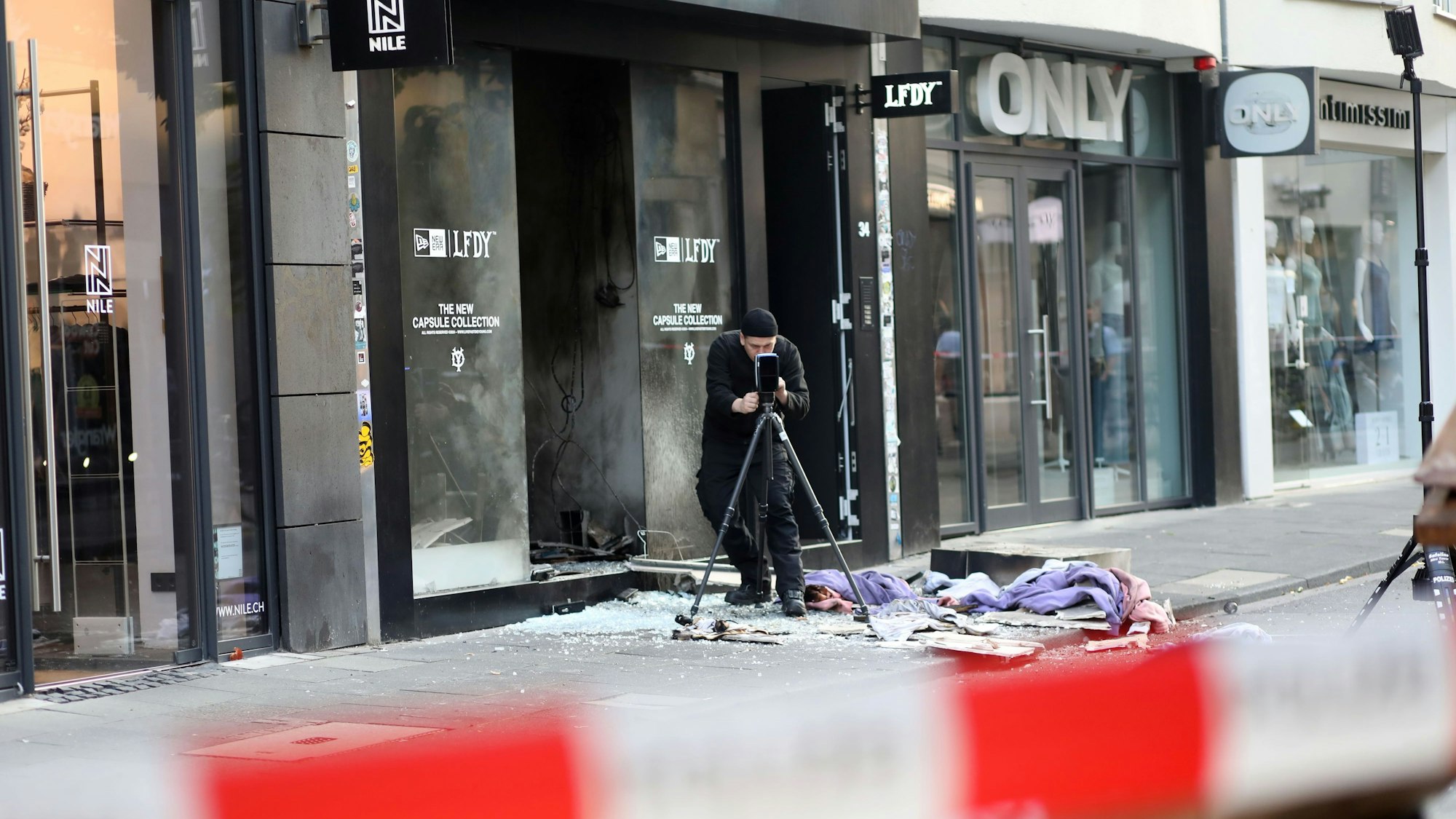 Im September 2024 hat sich auf der Kölner Ehrenstraße eine Explosion ereignet. Ein Modegeschäft brannte aus.