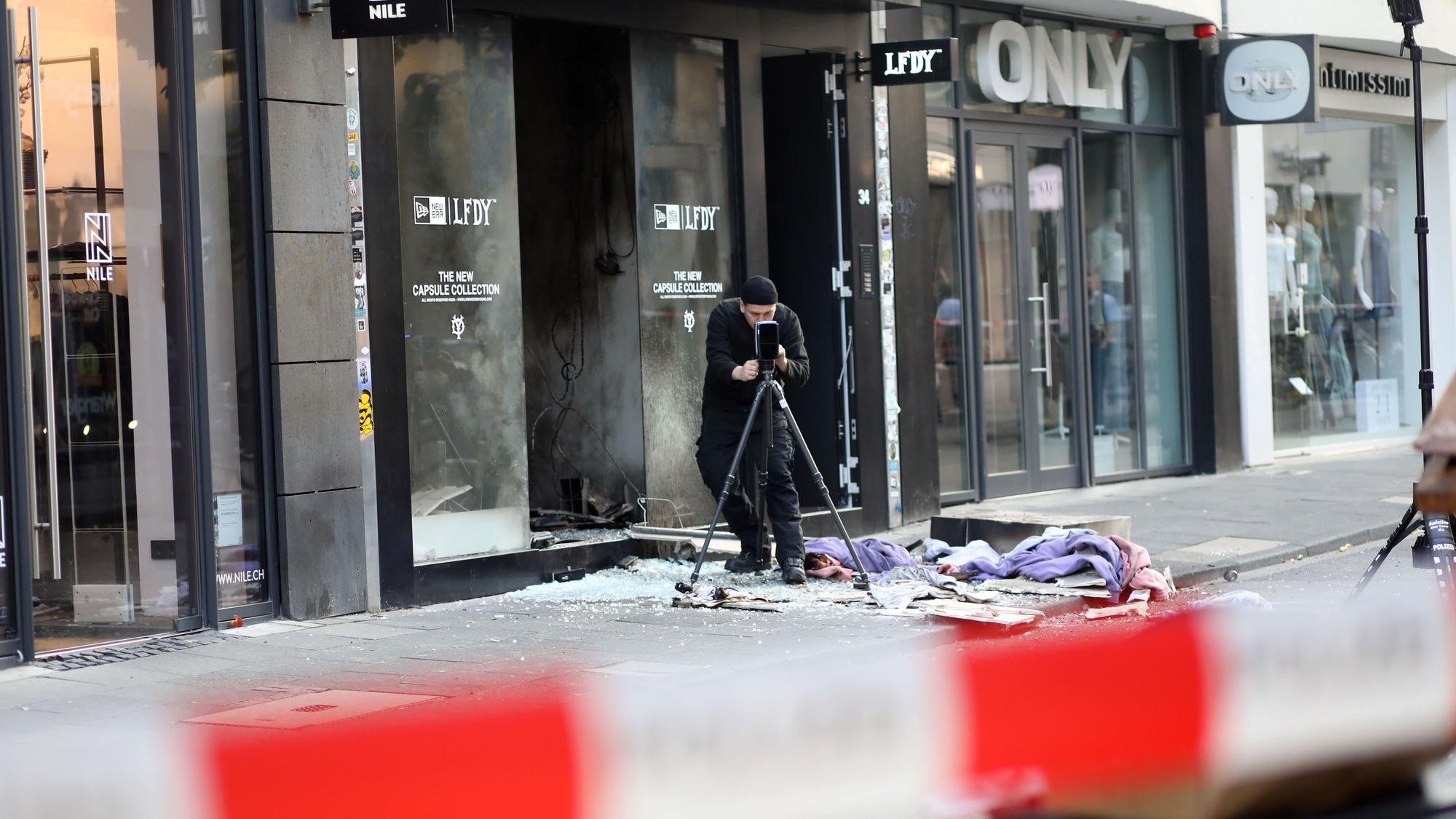 Ein Ermittler vor einem Geschäft auf der Ehrenstraße nach einer Explosion im Sommer.