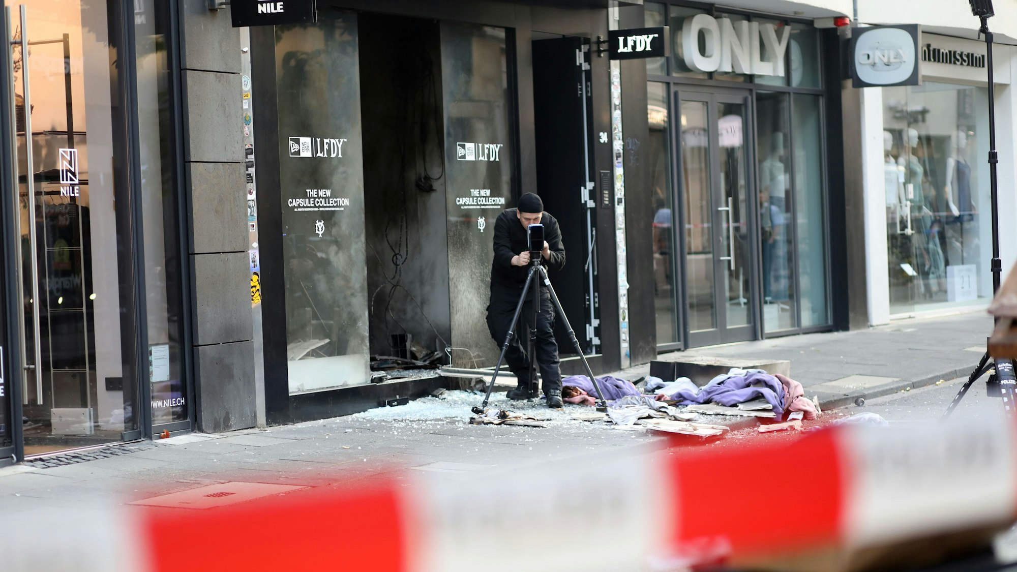 Ein Ermittler untersucht den Tatort auf der Ehrenstraße nach einer Explosion.