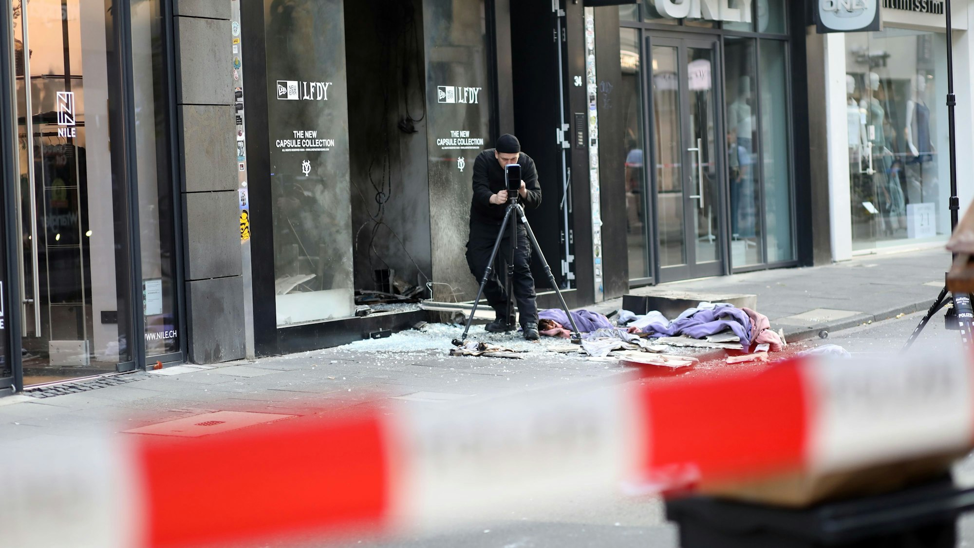 Tatort nach Explosion auf der Kölner Ehrenstraße