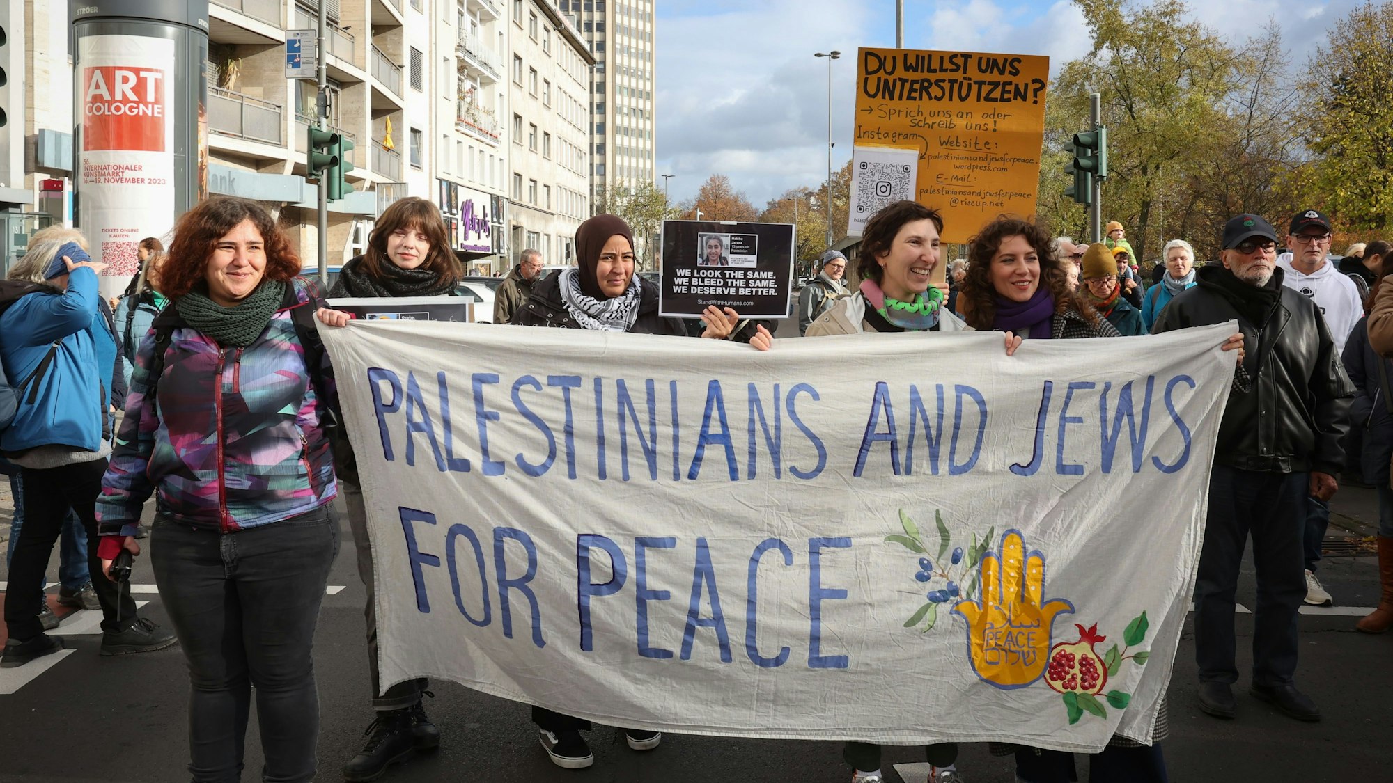 Demonstranten laufen auf einer Straße entlang.