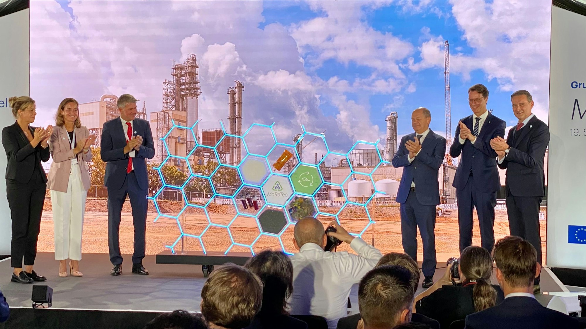 LyondellBasell vollzog die Grundsteinlegung zu ihrer neuen Kunststoffrecyclinganlage mit hochrangigen Politikern auf der Bühne.