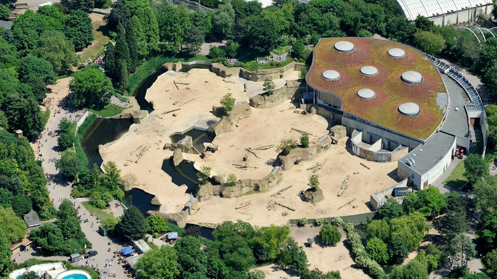 Der Elefantenpark im Kölner Zoo von oben