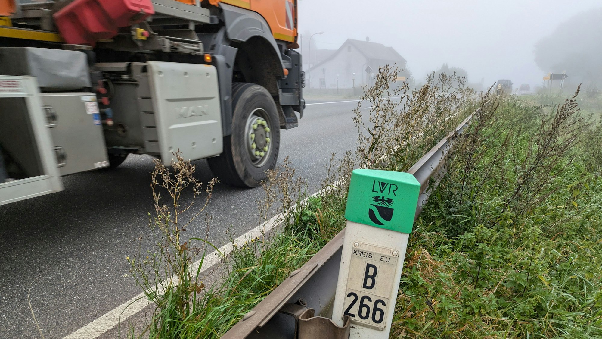Ein Lkw fährt an dem Wegweiser der B 266 bei Roggendorf vorbei.