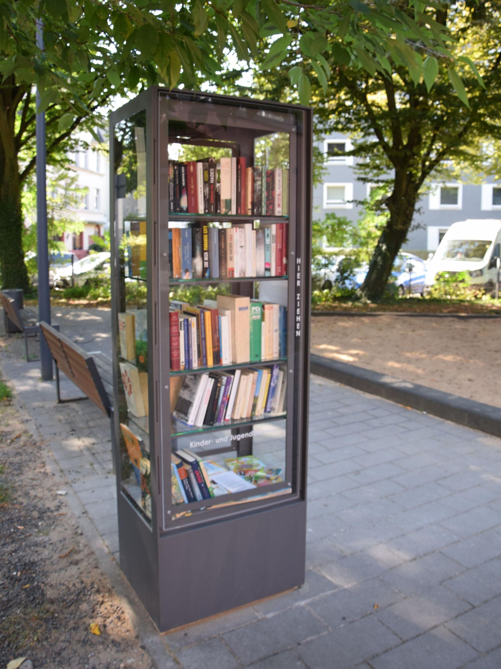 Der neue Bücherschrank an der ehemaligen Klosterkapelle.