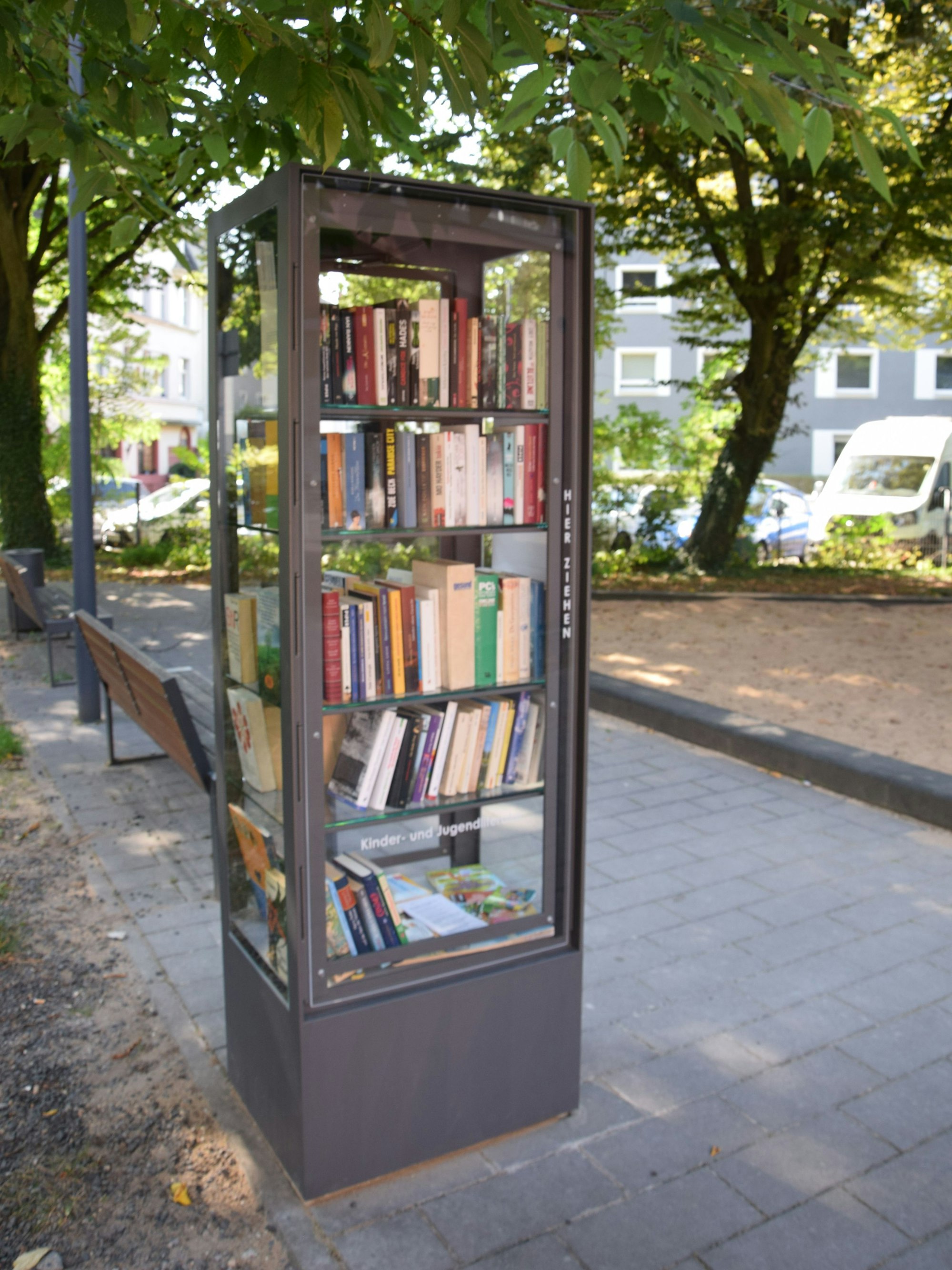 Der neue Bücherschrank an der ehemaligen Klosterkapelle.