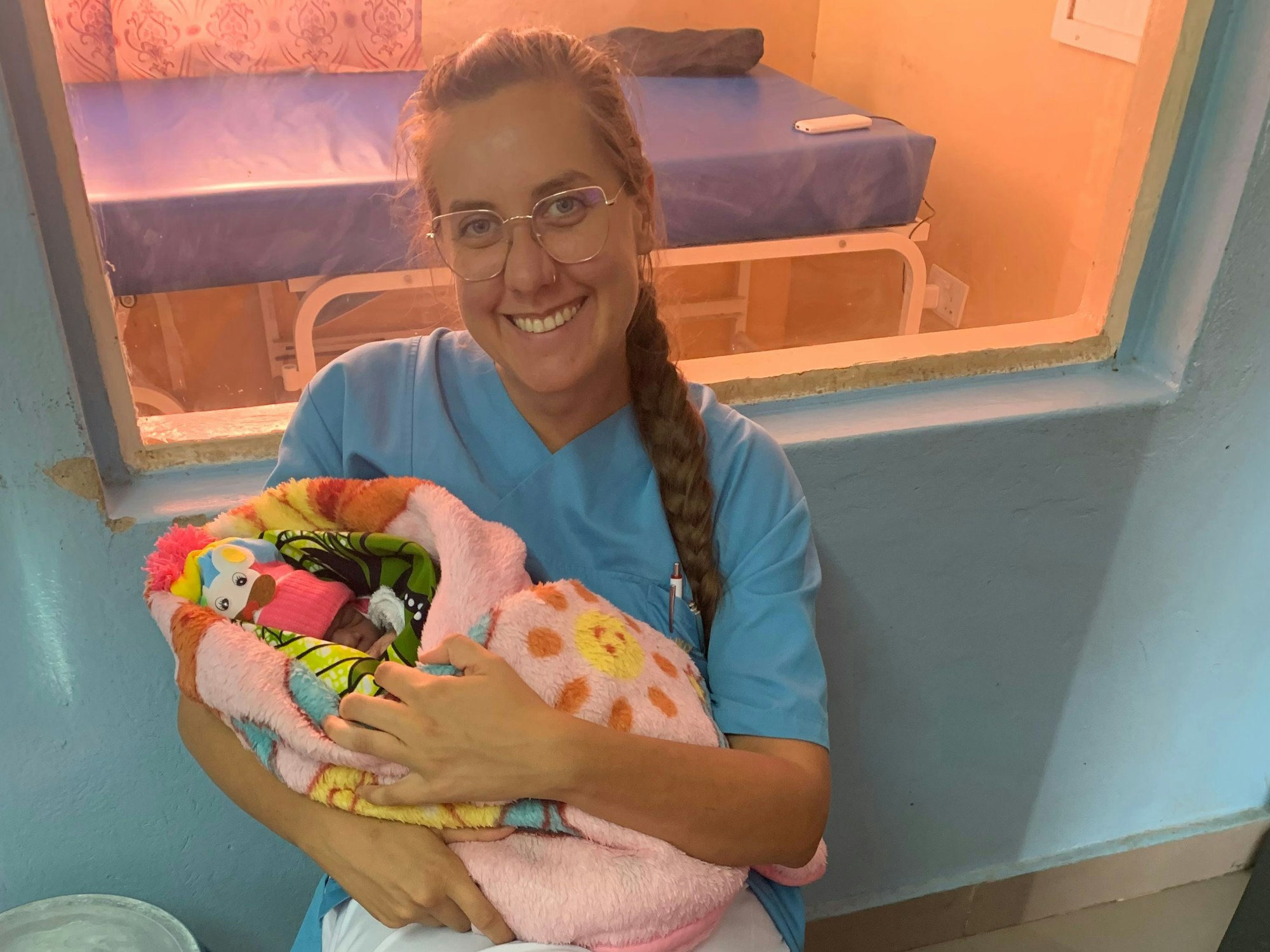 Fiona Dannbeck absolvierte erst eine Ausbildung beim Rettungsdienst, bevor sie einen Platz zum Medizinstudium bekam.