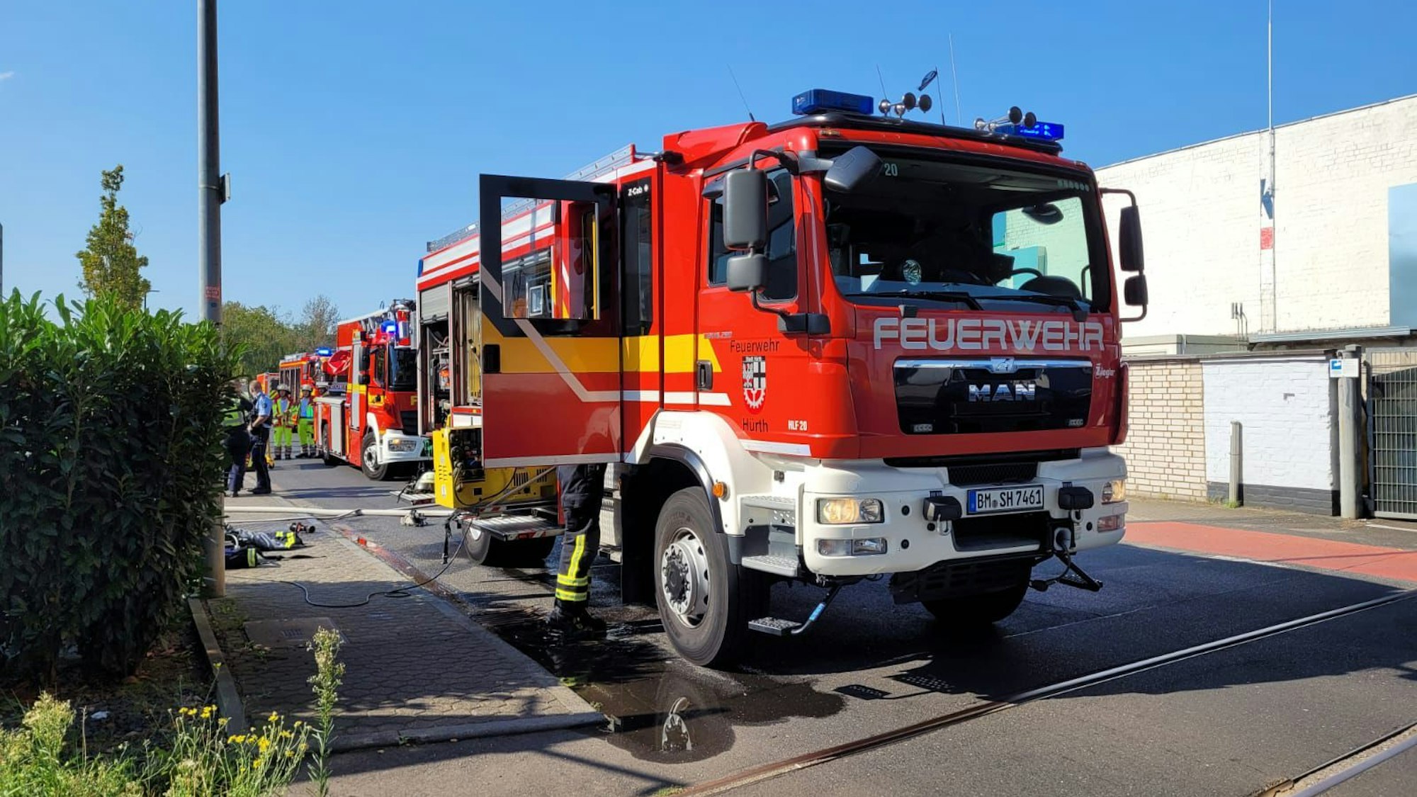 Das Bild zeigt mehrere Feuerwehrfahrzeuge an der Einsatzstelle.
