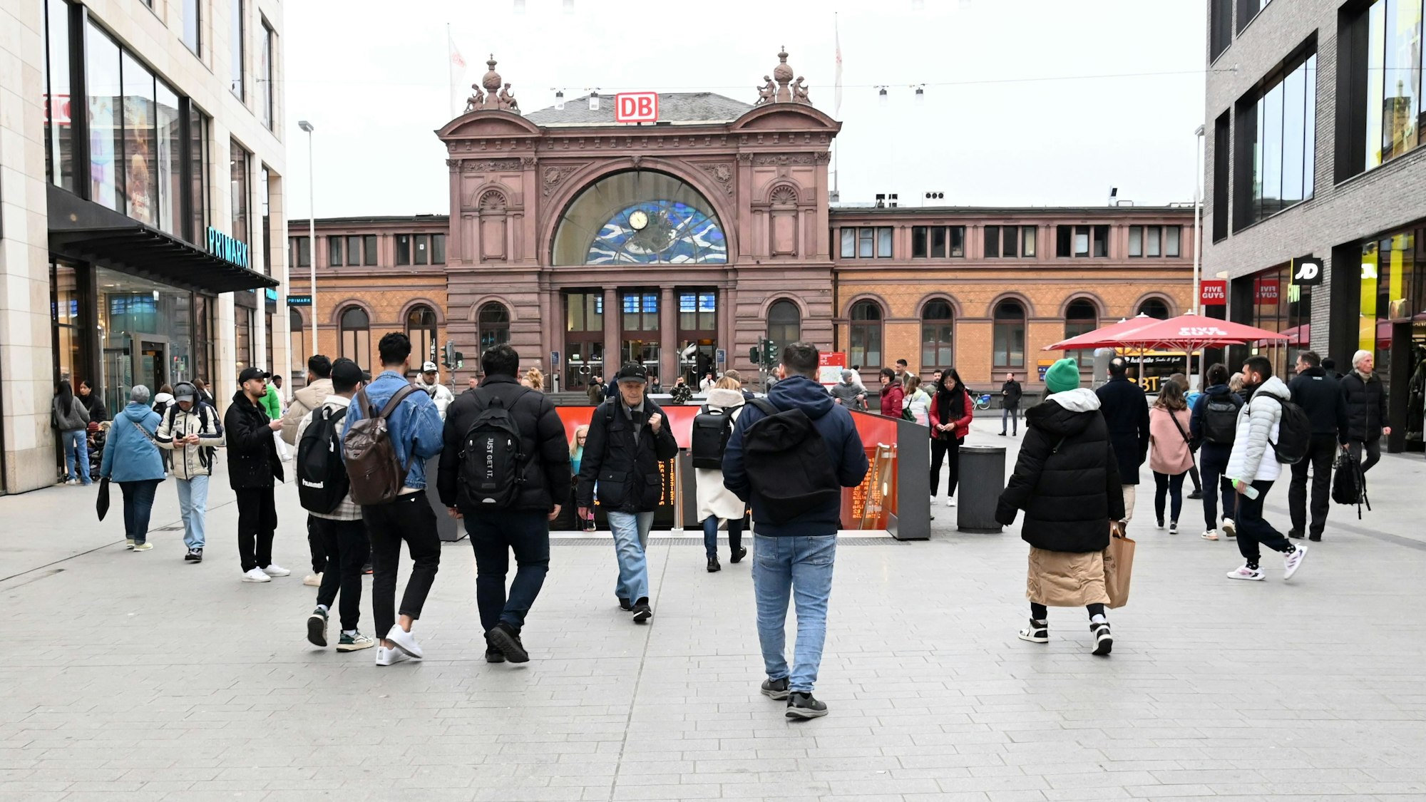 Der Bahnhofsvorplatz mit Blick auf den Hauptbahnhof in Bonn.