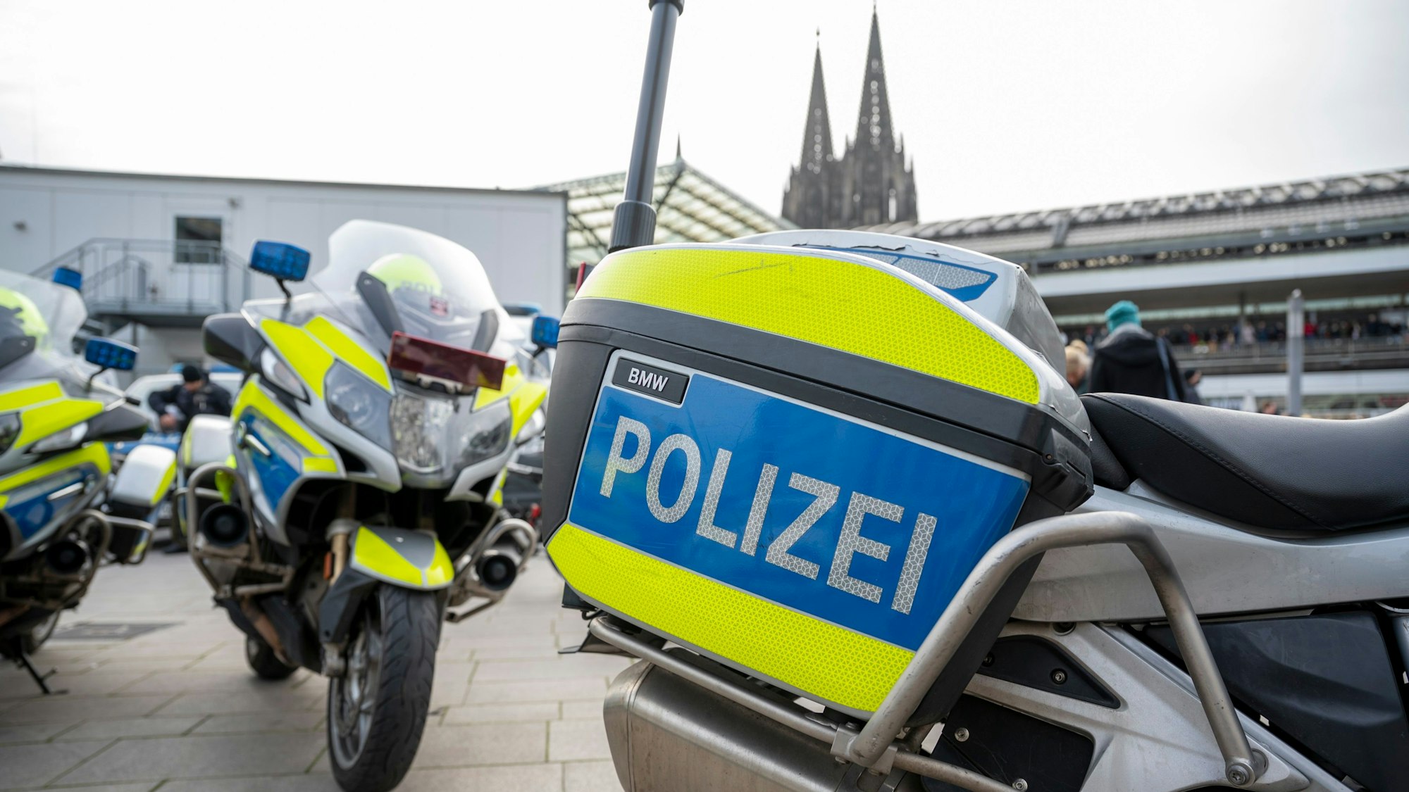 Polizei-Motorräder stehen auf dem Breslauer Platz in Köln. Derzeit läuft dort ein Polizeieinsatz. (Archivbild)