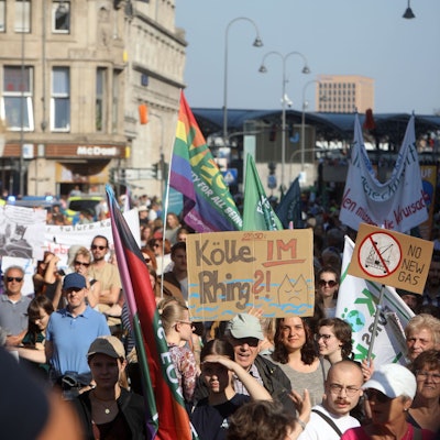 Demonstrierende bei der Auftaktkundgebung auf der Komödienstraße