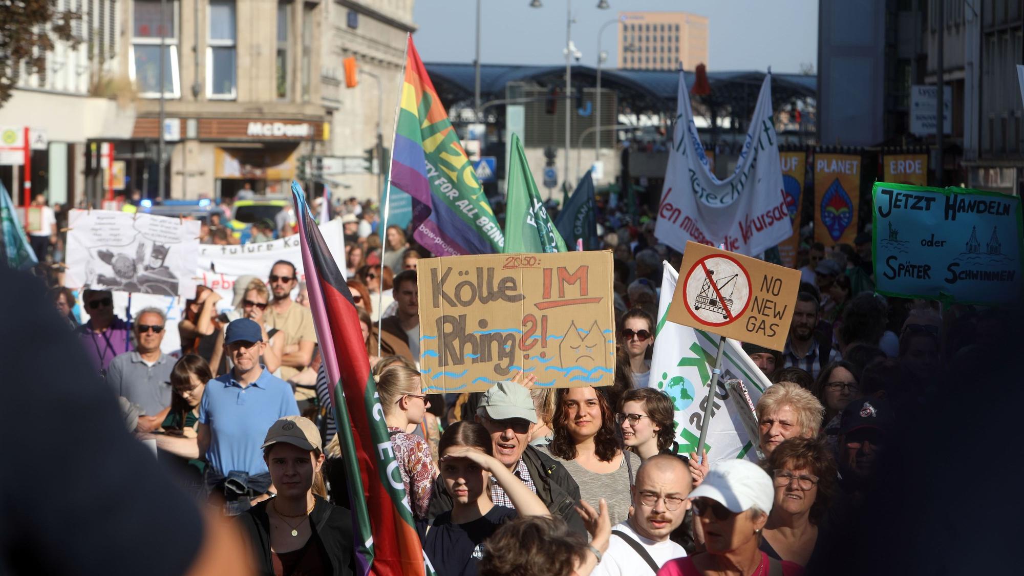 Demonstrierende bei der Auftaktkundgebung auf der Komödienstraße