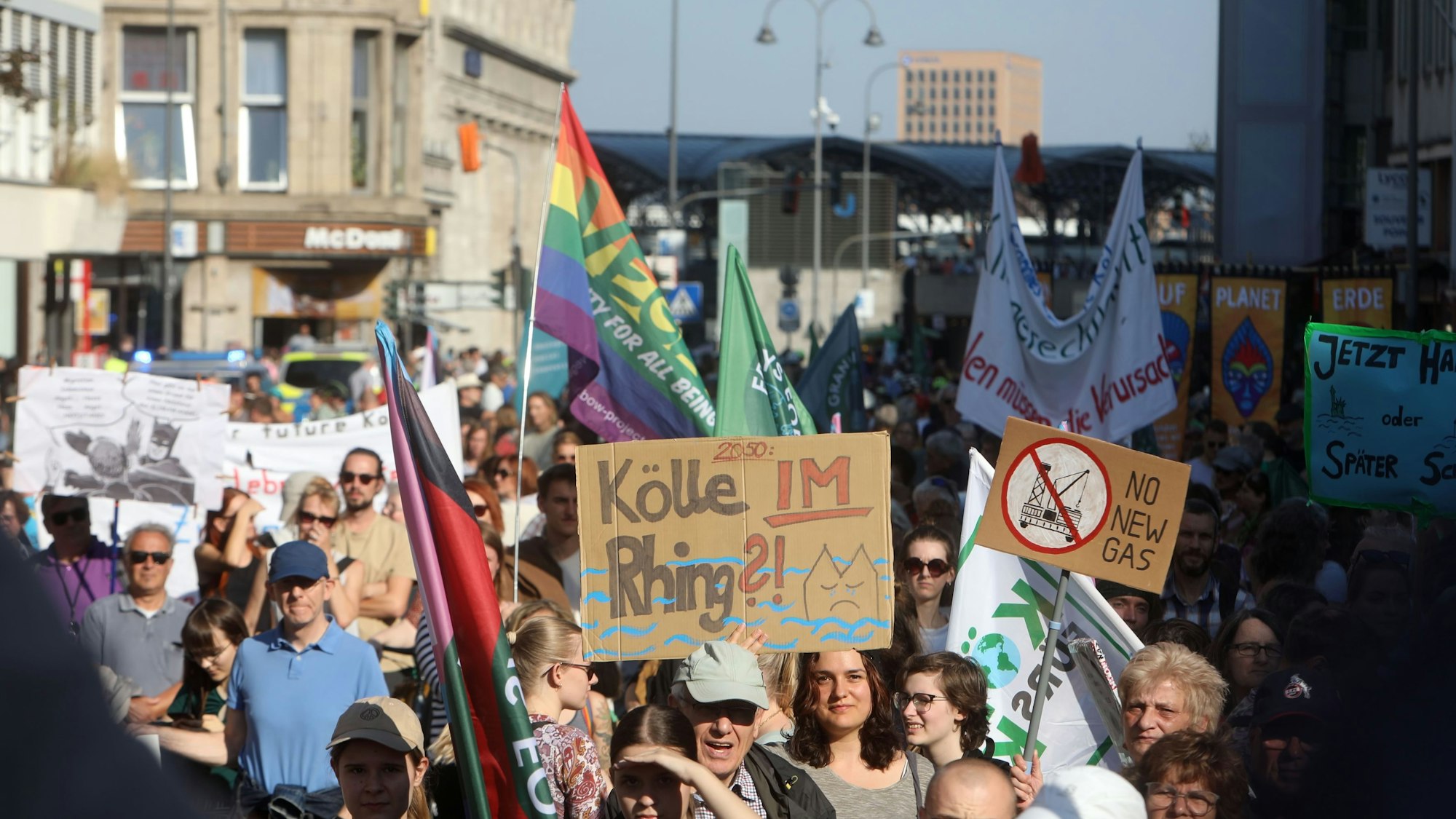 Zu sehen sind Menschen, die demonstrieren.