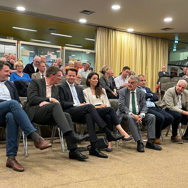Landesinnenminister Herbert Reul und Arne von Boetticher mit seiner Frau Angela, flankiert von Martin Lucke und Rainer Deppe (rechts) sowie Stephan Santelmann und Uwe Pakendorf (links)