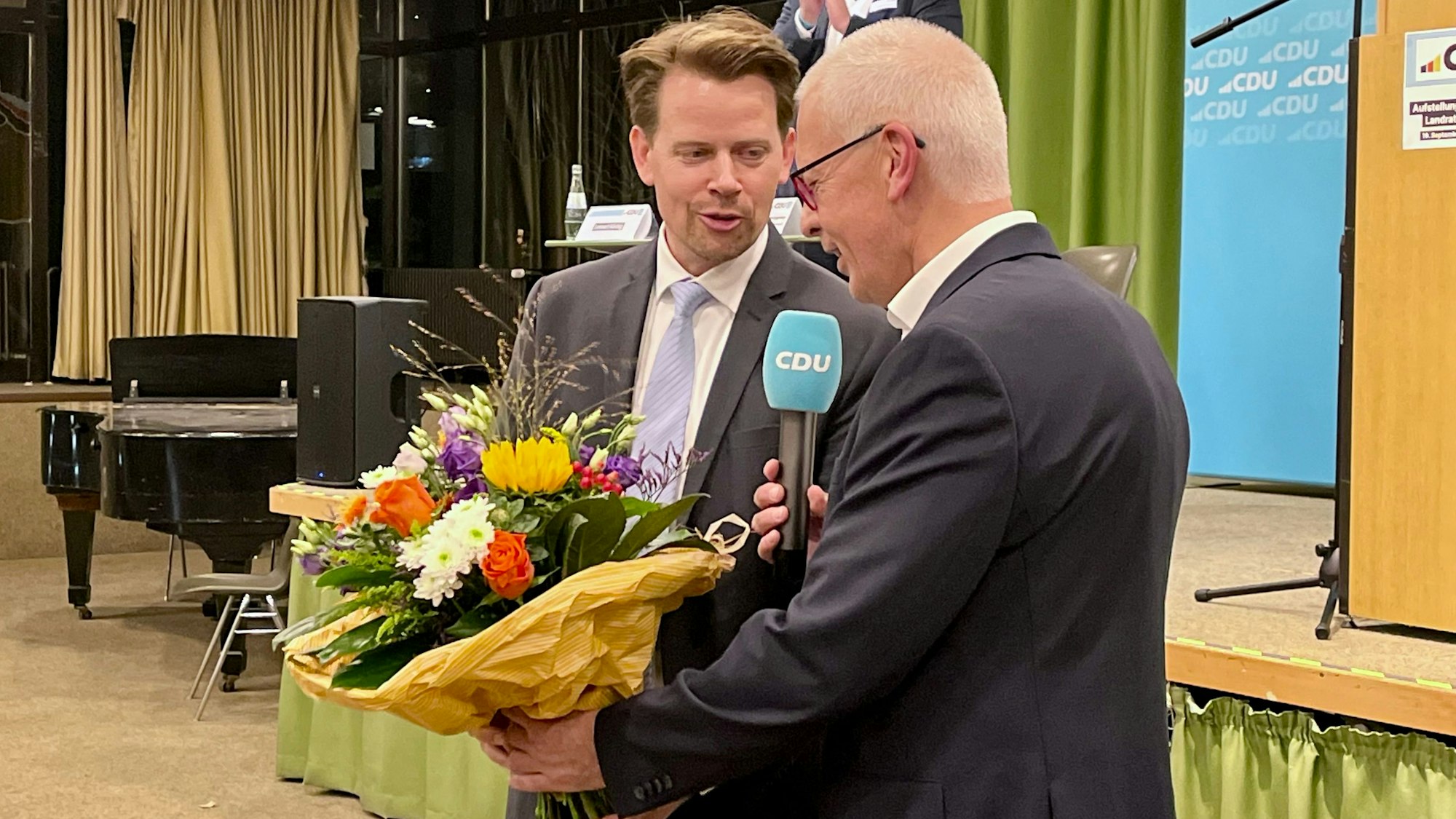 Arne von Boetticher mit Hermann-Josef Tebroke und Blumenstrauß