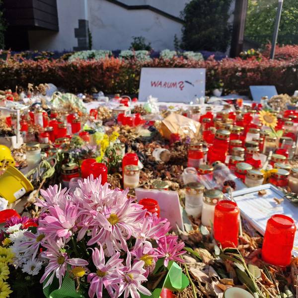 Vier Wochen nach dem Anschlag in Solingen: Die meisten Blumen an der Gedenkstätte sind verwelkt.