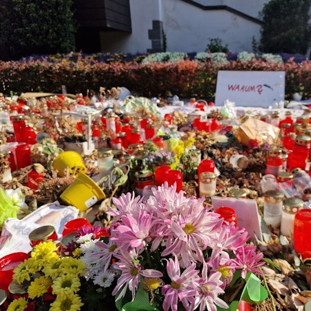 Der Fronhof in Soligen vier Wochen nach dem Attentat während der 650-Jahr-Feier.