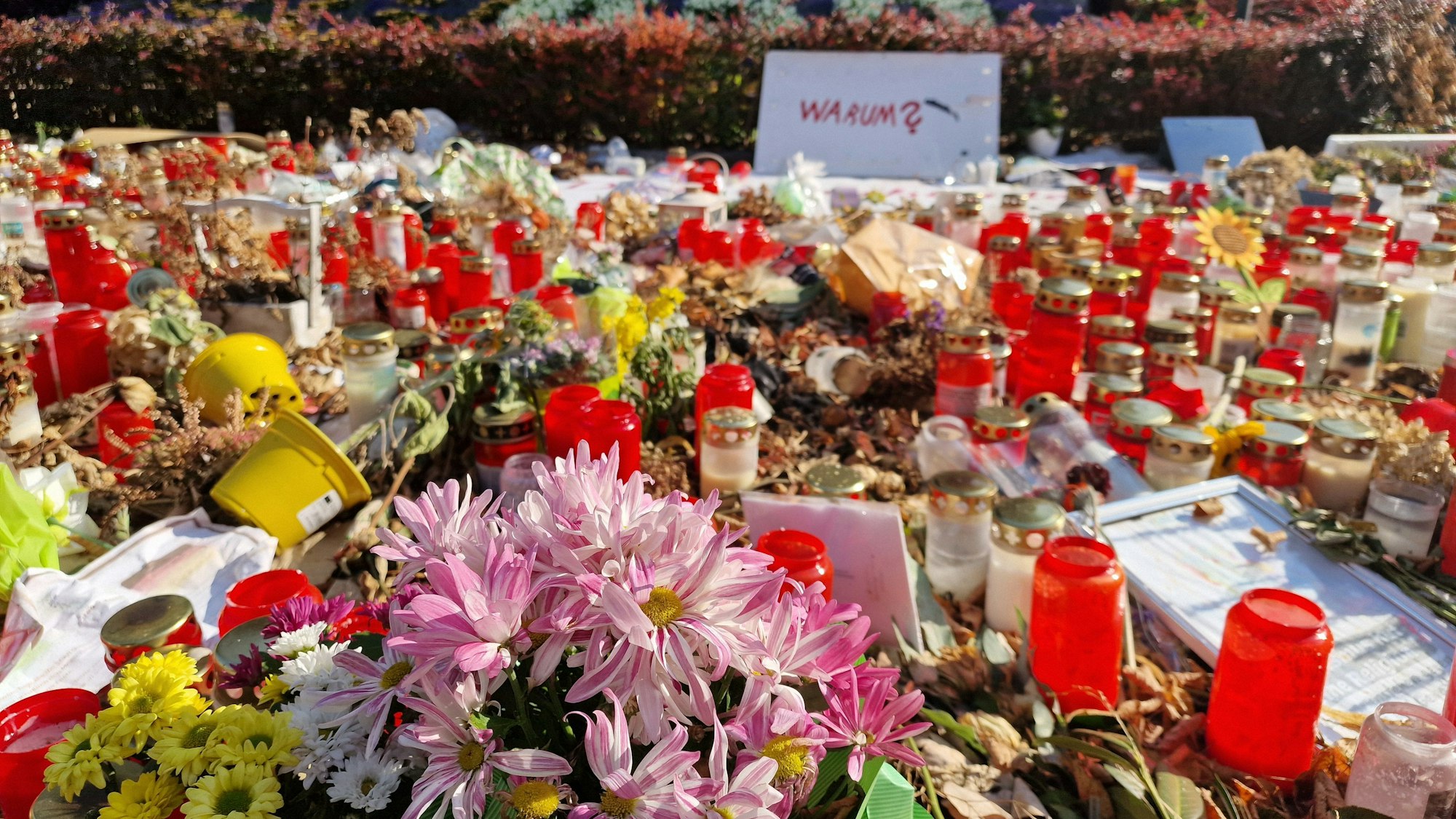 Der Fronhof in Soligen vier Wochen nach dem Attentat während der 650-Jahr-Feier.