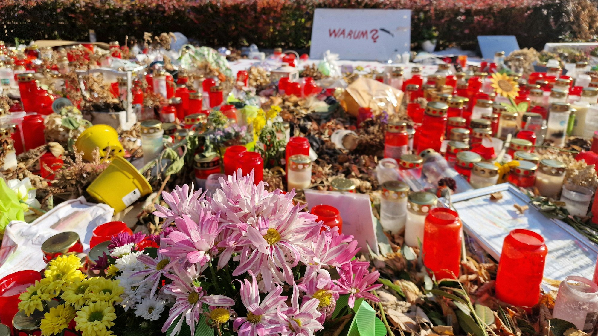 Der Fronhof in Soligen vier Wochen nach dem Attentat während der 650-Jahr-Feier.